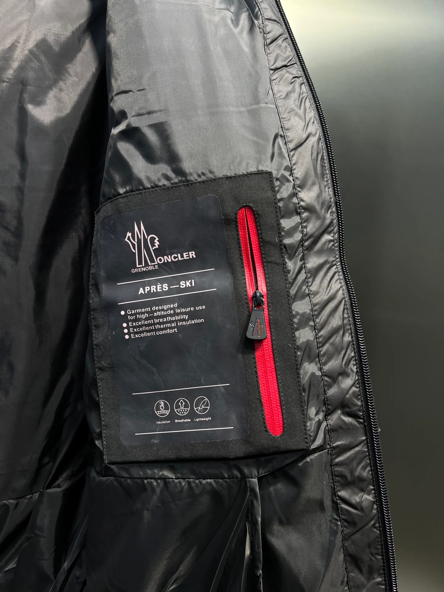 P1240 Special grade 95 velvet 𝐌𝐎𝐍𝐂𝐋𝐄𝐑 Mouth 2025 new ski suit Moner ski suit is an immortal legend that highlights the style and temperament. Autumn and winter Mon*ler Grenoble series laminated wind and snow. Official website for sale +. It adds a simple and fashionable look to the style. The multi-purpose down provides excellent functionality and thermal protection. The texture and materials are unmatched by ordinary workshop products. The best-selling laminated wind and snow jacket. The styles vary every year. It depends on the classic extension design, but whether the sense of excellence is satisfied requires personal taste! The latest Gore-tex nylon fiber fabric has a more significant waterproof and breathable effect. It is different from the PU-coated fabrics on the market. The interior is equipped with Toray polyester nylon cloth, and the texture and feel are undoubtedly excellent. The windproof, cold and warm effect is excellent, and velvet locking is a must... DIST European standard 90% goose down and 10% feathers. The advanced direct-fill velvet technology makes inferior products directly slap in the face. Anyone who wears it will know the power of warmth! The main body is light and breathable, fluffy and full, extending to every part of the body without any odor! The interior is equipped with an elastic wind and snow skirt for better wrapping, and the sleeves are windproof and sewn together, which makes the windproof and cold-resistant effect more significant. The glued waterproof zipper design is also an essential skill for Grenble ski suits. Color: black Khaki Navy Size: 1-5
