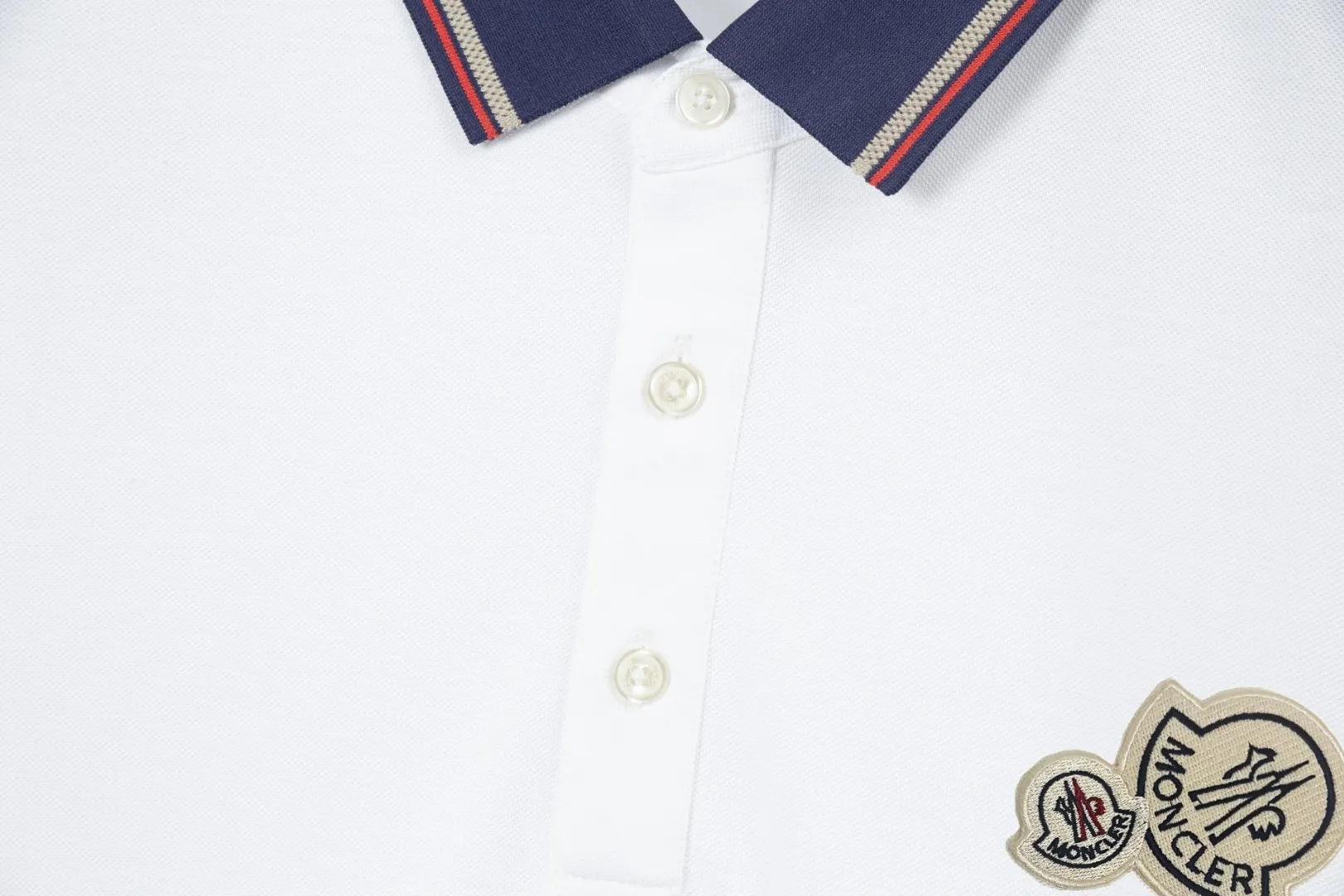 P200 (complete with three standards) - MONCLER Meng Mouth counters are launching new logo embroidered lapel POLO shirts at the same time - Made from the original ZP consistent customized Solona double pique fabric, threads are dyed in the same vat with zero color difference, exclusive quality difference currency, welcome to compare - Color: white black - Code number: M L XL XXL XXXL