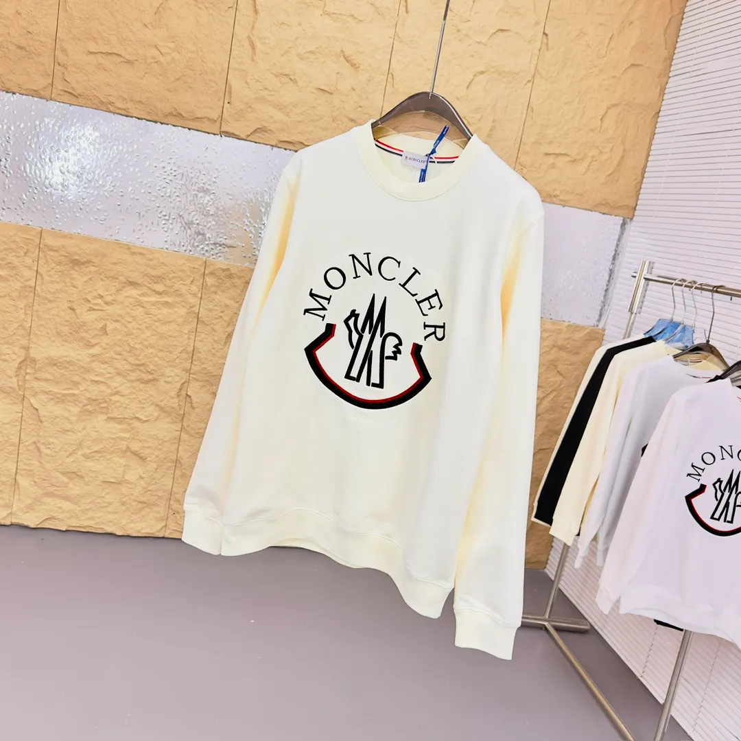 P280 Brand: Mengkou🤳𝐌𝐎𝐍𝐂𝐋𝐄𝐑 Fabric: ☑️Made of 440g double-strand pure cotton terry👕 Fabric: ☑️Thread with 1*1 double yarn thread. 🔜Comes with dyeing in the same tank. Craftsmanship: ☑️The embroidery uses 3D three-dimensional embroidery technology, 🇧🇫The original computer scan and print is restored 1:1. The pattern is clear and the needle count is dense. It is a rare high-end product on the market! 🇲🇩All three standards are complete! Size: ☑️S 〰️M 〰️L 〰️XL 〰️XXL