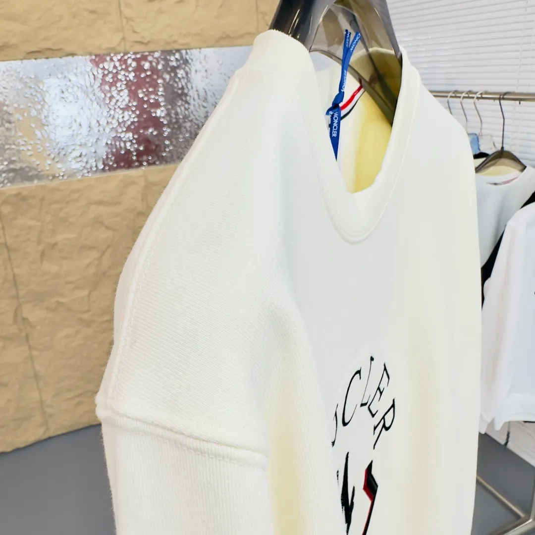 P280 Brand: Mengkou🤳𝐌𝐎𝐍𝐂𝐋𝐄𝐑 Fabric: ☑️Made of 440g double-strand pure cotton terry👕 Fabric: ☑️Thread with 1*1 double yarn thread. 🔜Comes with dyeing in the same tank. Craftsmanship: ☑️The embroidery uses 3D three-dimensional embroidery technology, 🇧🇫The original computer scan and print is restored 1:1. The pattern is clear and the needle count is dense. It is a rare high-end product on the market! 🇲🇩All three standards are complete! Size: ☑️S 〰️M 〰️L 〰️XL 〰️XXL