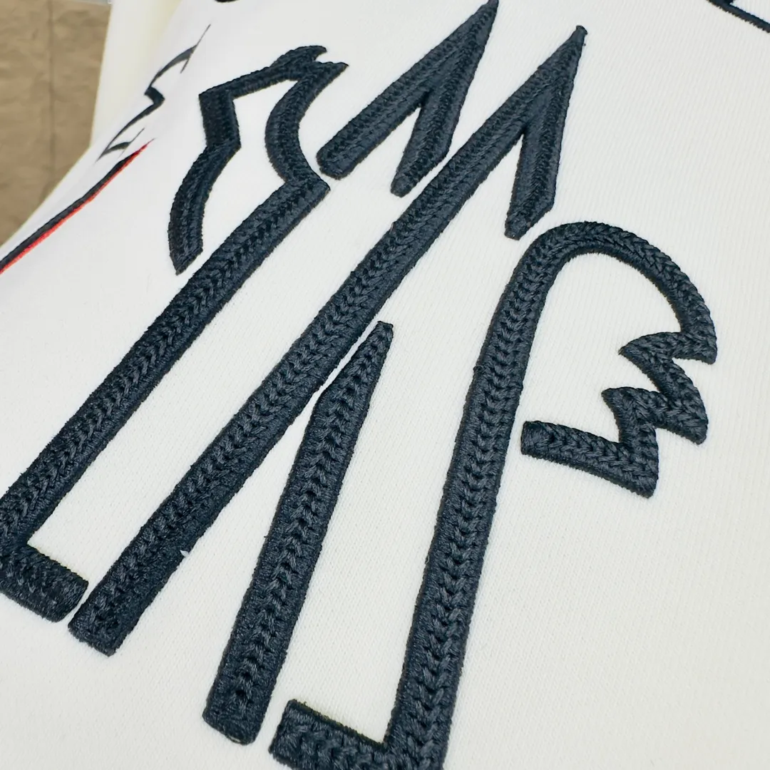 P280 Brand: Mengkou🤳𝐌𝐎𝐍𝐂𝐋𝐄𝐑 Fabric: ☑️Made of 440g double-strand pure cotton terry👕 Fabric: ☑️Thread with 1*1 double yarn thread. 🔜Comes with dyeing in the same tank. Craftsmanship: ☑️The embroidery uses 3D three-dimensional embroidery technology, 🇧🇫The original computer scan and print is restored 1:1. The pattern is clear and the needle count is dense. It is a rare high-end product on the market! 🇲🇩All three standards are complete! Size: ☑️S 〰️M 〰️L 〰️XL 〰️XXL