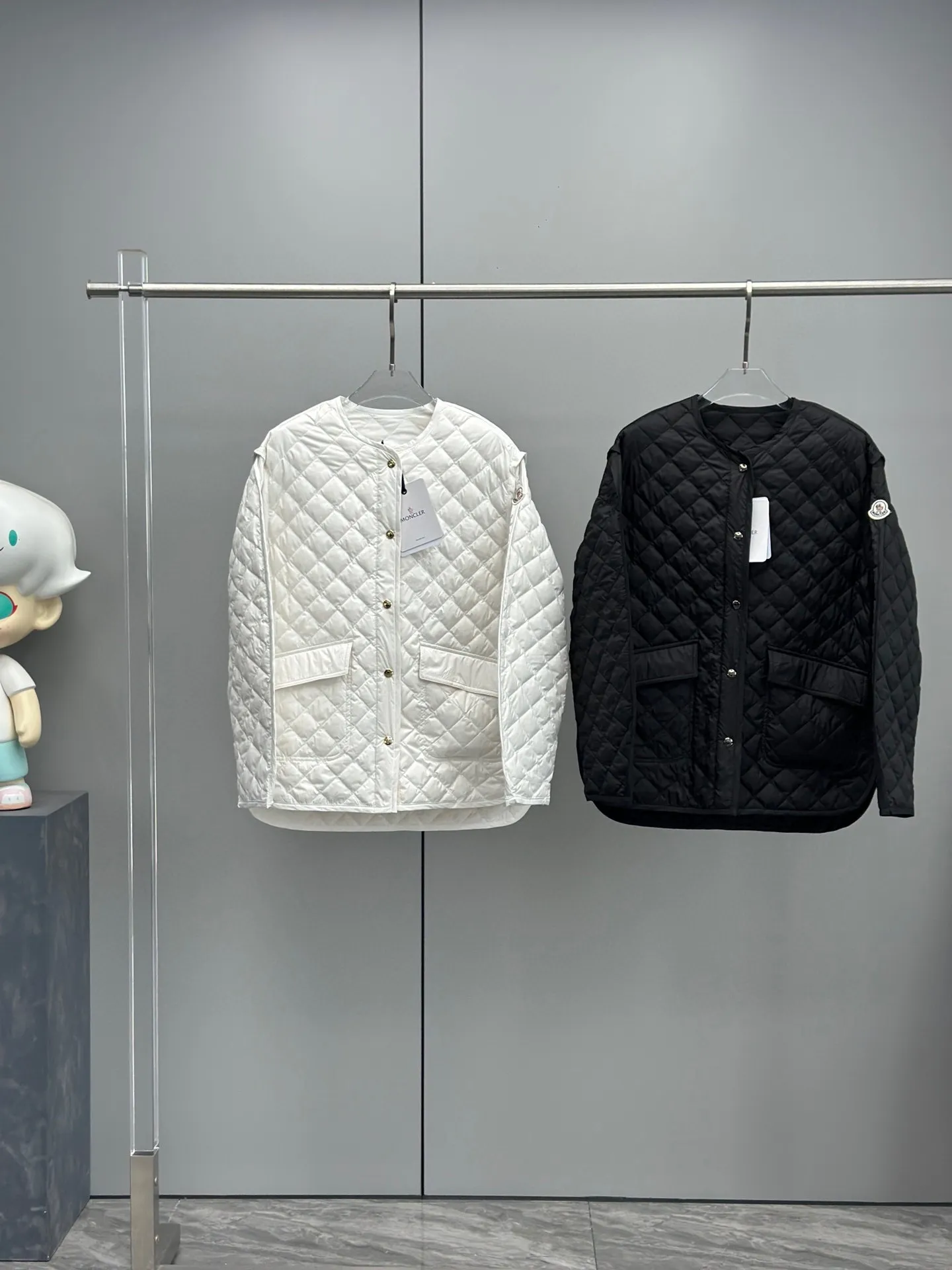 P720 Moncler Corinto 90 white goose down light rhombus down jacket. Wide version with a casual feel. The waistband is feminine and slim. It can be salty or sweet. It uses No. 7 needles imported from Germany, reaching 3 cm 13~14 needles, which is effective in preventing velvet. The whole piece adopts diamond quilting technology. It is simple and elegant. It weakens the bloated feeling of the down jacket. It is fashionable, slim and warm at the same time. H-shaped dropped shoulder version is friendly and loose and tolerant. It’s no problem to wear a thick sweater underneath. The placket adopts metal snaps. Simple and high-end giant design. Round neck design. Pair with turtleneck sweater and scarf. The atmosphere is full of fashion. Color: black white Size: 1-2-3-4