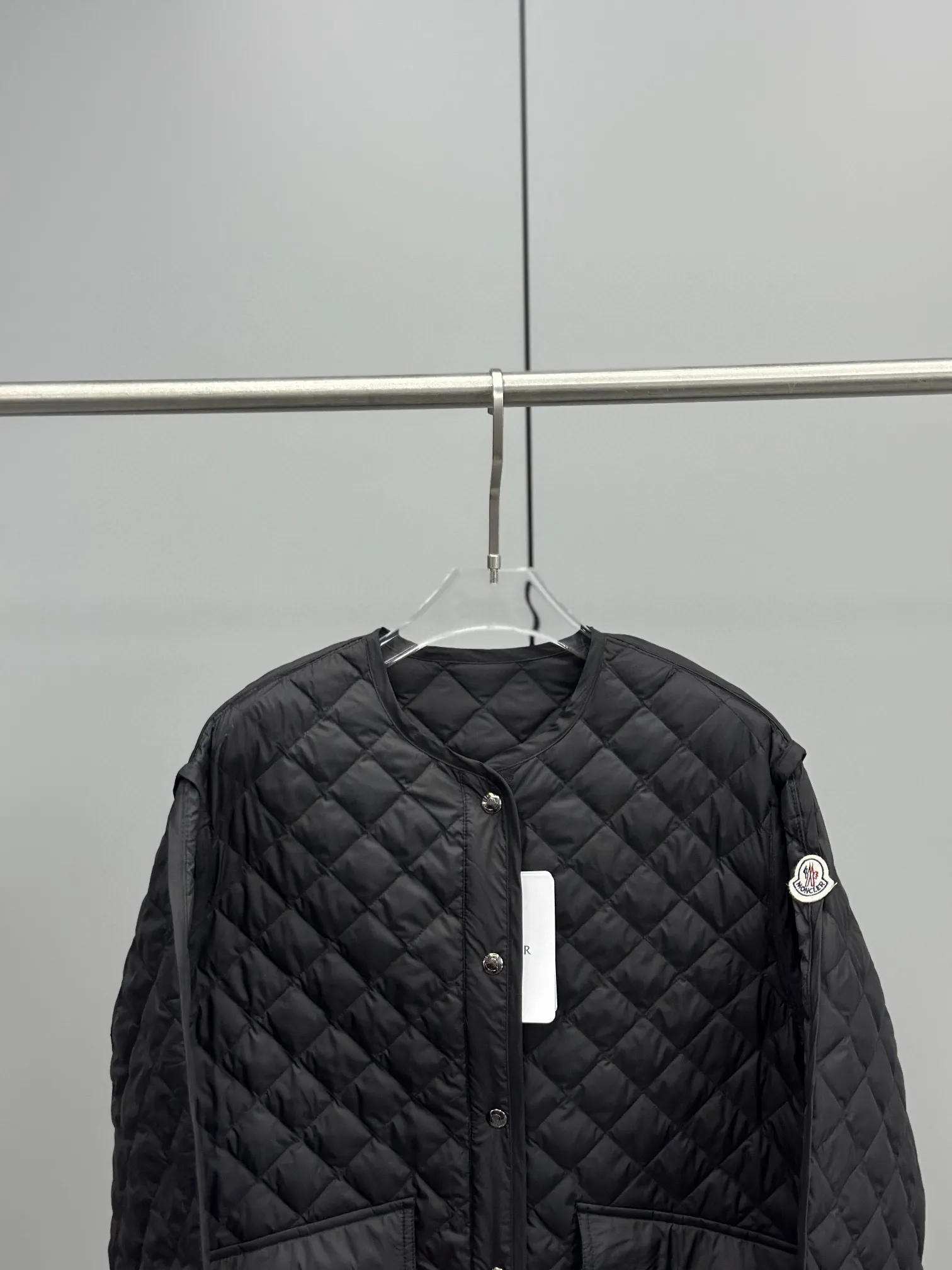 P720 Moncler Corinto 90 white goose down light rhombus down jacket. Wide version with a casual feel. The waistband is feminine and slim. It can be salty or sweet. It uses No. 7 needles imported from Germany, reaching 3 cm 13~14 needles, which is effective in preventing velvet. The whole piece adopts diamond quilting technology. It is simple and elegant. It weakens the bloated feeling of the down jacket. It is fashionable, slim and warm at the same time. H-shaped dropped shoulder version is friendly and loose and tolerant. It’s no problem to wear a thick sweater underneath. The placket adopts metal snaps. Simple and high-end giant design. Round neck design. Pair with turtleneck sweater and scarf. The atmosphere is full of fashion. Color: black white Size: 1-2-3-4