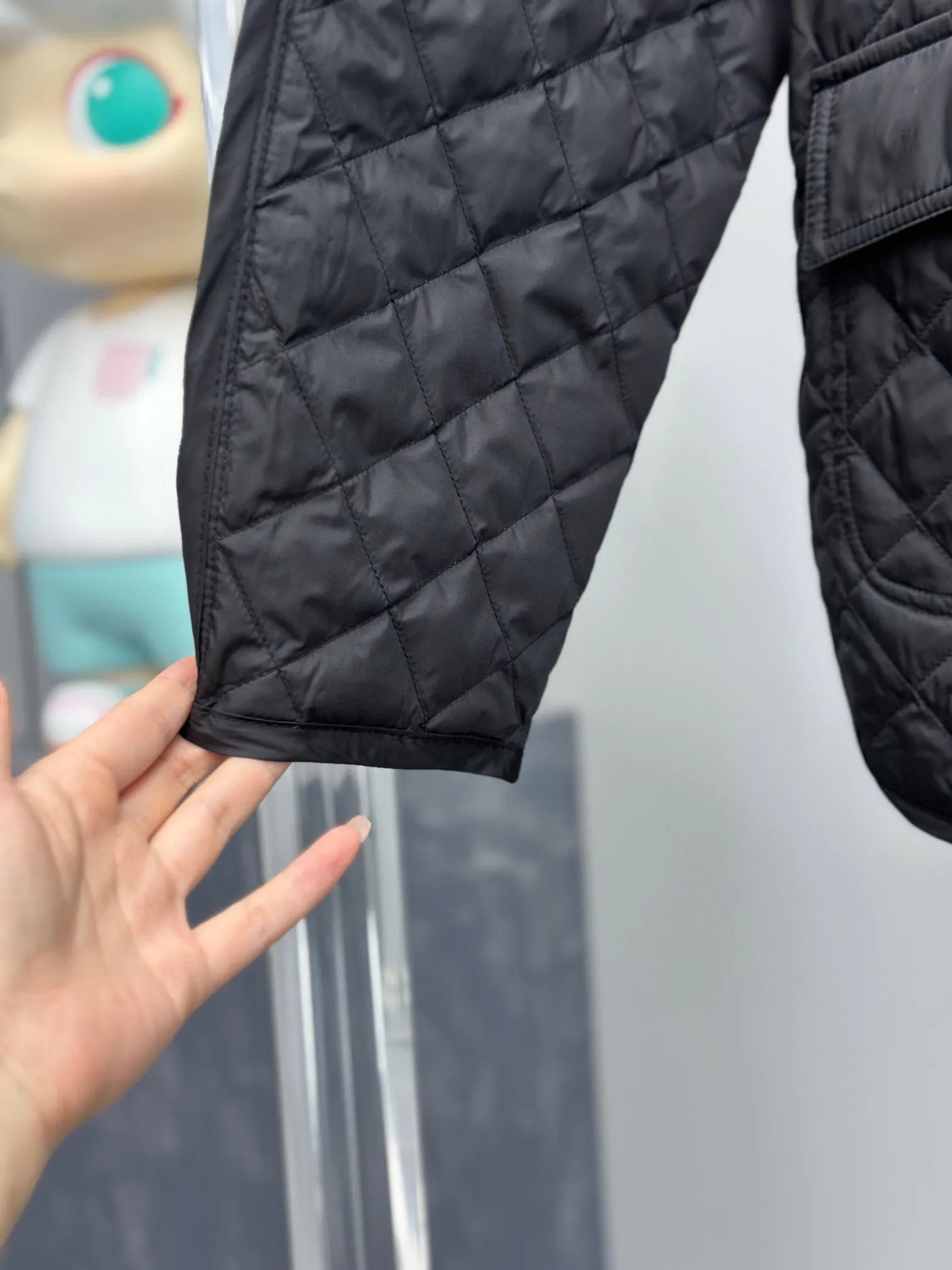 P720 Moncler Corinto 90 white goose down light rhombus down jacket. Wide version with a casual feel. The waistband is feminine and slim. It can be salty or sweet. It uses No. 7 needles imported from Germany, reaching 3 cm 13~14 needles, which is effective in preventing velvet. The whole piece adopts diamond quilting technology. It is simple and elegant. It weakens the bloated feeling of the down jacket. It is fashionable, slim and warm at the same time. H-shaped dropped shoulder version is friendly and loose and tolerant. It’s no problem to wear a thick sweater underneath. The placket adopts metal snaps. Simple and high-end giant design. Round neck design. Pair with turtleneck sweater and scarf. The atmosphere is full of fashion. Color: black white Size: 1-2-3-4