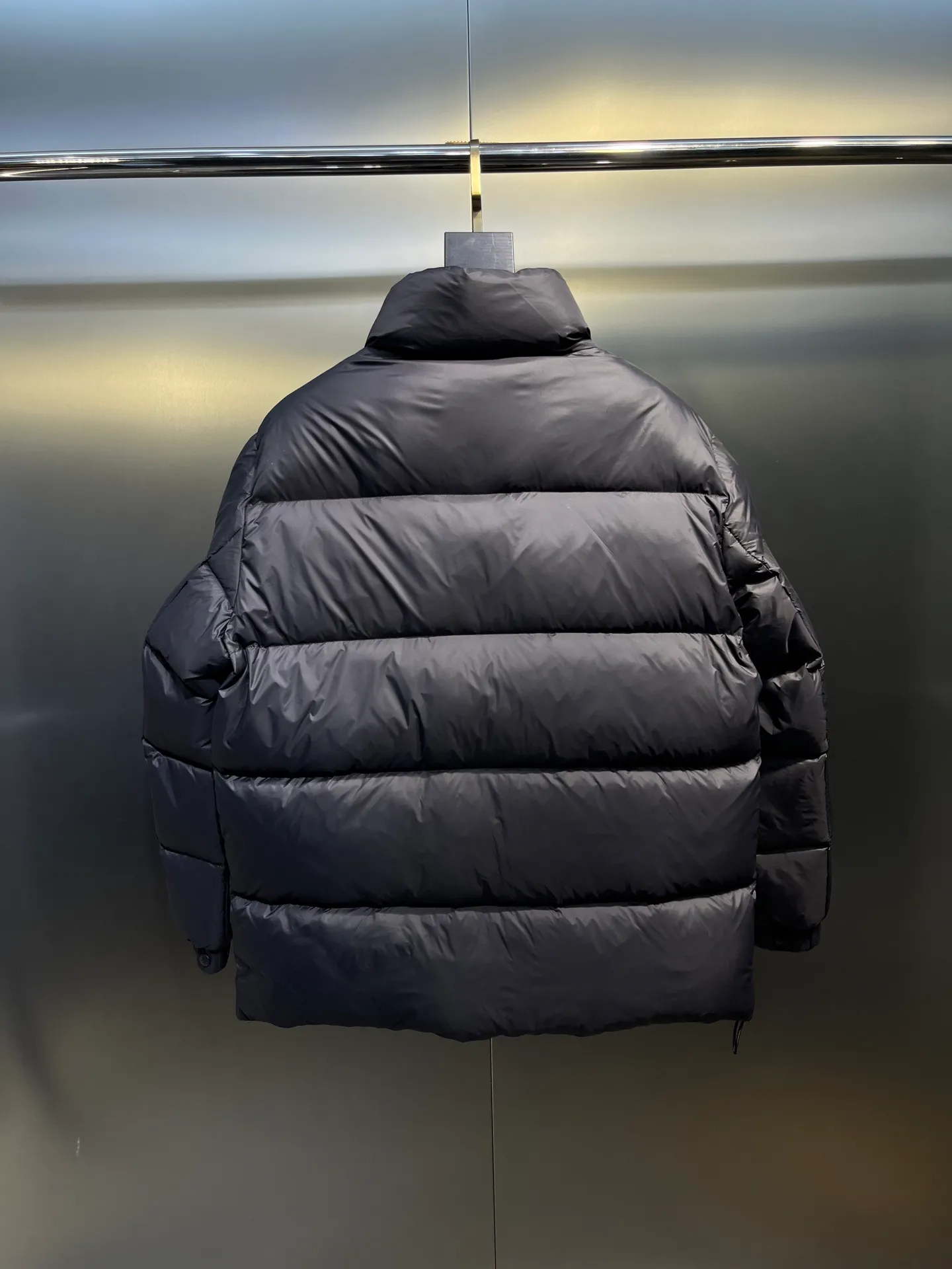 P760 Moncler Citala🌟 Short men's down jacket. Looking at it, there is no other version on the market that can match it. 130w + one ton of premium European gooseneck velvet filling. 850+ fill power, which is twice as thick as the market version and twice as light. Citala men's short down jacket is made of pop-colored light fabric, highlighting the vitality of the series. Made from lightweight nylon with a longue saison lining, the Citala down jacket is comfortable and warm without being bulky. This cropped down jacket has a comfortable fit, a signature turtleneck and a quilted, checkered silhouette. Details size: 12345