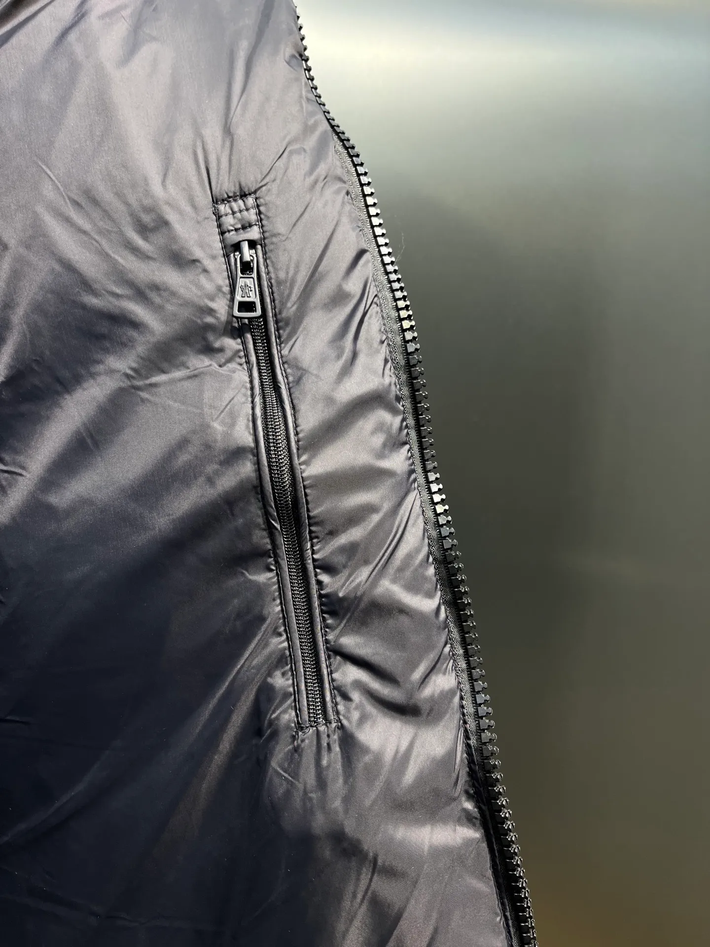 P760 Moncler Citala🌟 Short men's down jacket. Looking at it, there is no other version on the market that can match it. 130w + one ton of premium European gooseneck velvet filling. 850+ fill power, which is twice as thick as the market version and twice as light. Citala men's short down jacket is made of pop-colored light fabric, highlighting the vitality of the series. Made from lightweight nylon with a longue saison lining, the Citala down jacket is comfortable and warm without being bulky. This cropped down jacket has a comfortable fit, a signature turtleneck and a quilted, checkered silhouette. Details size: 12345