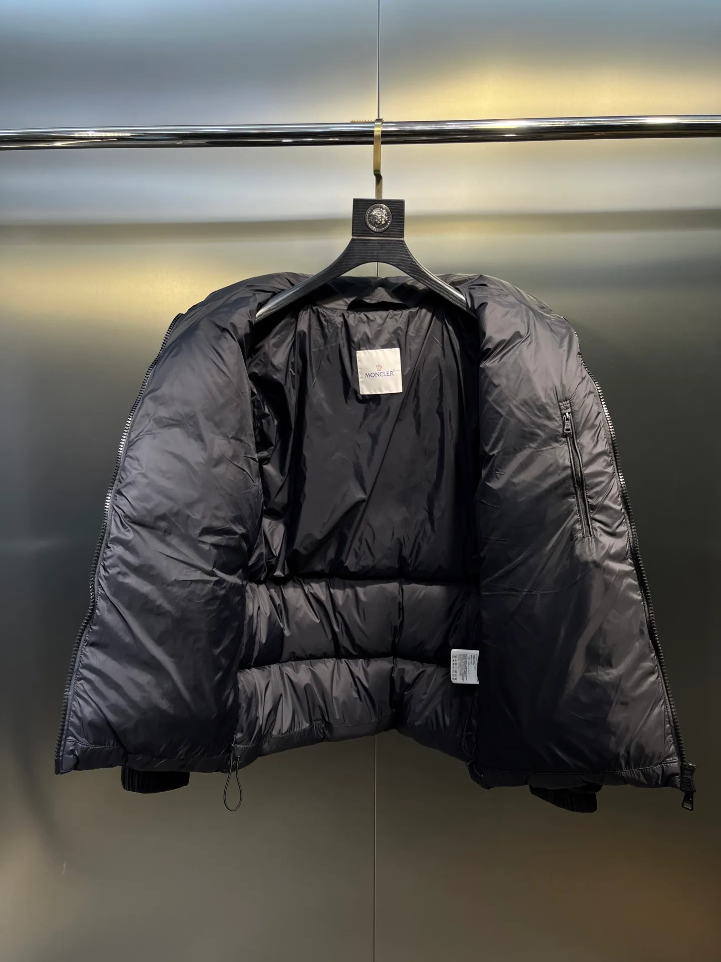 P760 Moncler Citala🌟 Short men's down jacket. Looking at it, there is no other version on the market that can match it. 130w + one ton of premium European gooseneck velvet filling. 850+ fill power, which is twice as thick as the market version and twice as light. Citala men's short down jacket is made of pop-colored light fabric, highlighting the vitality of the series. Made from lightweight nylon with a longue saison lining, the Citala down jacket is comfortable and warm without being bulky. This cropped down jacket has a comfortable fit, a signature turtleneck and a quilted, checkered silhouette. Details size: 12345