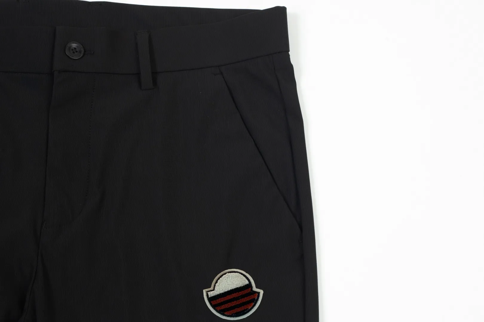 P250 Moncler spring and summer new model, two-color high-quality thin business casual fashionable ice silk trousers. Smooth, comfortable, anti-wrinkle and traceless good trousers. 🗯Soft texture, slightly elastic to the touch, cool ice silk trousers. Waist elastic band, fashionable version design. 🗯 Neat and neat line routing, suitable for both business and leisure! It can be easily controlled by all body types. Two classic colors are available. 🗯New summer product. Versatile and easy to match. The upper body is very simple, handsome and stylish. Both men and women can easily control it. Color: Black Gray Size: M-XXXL