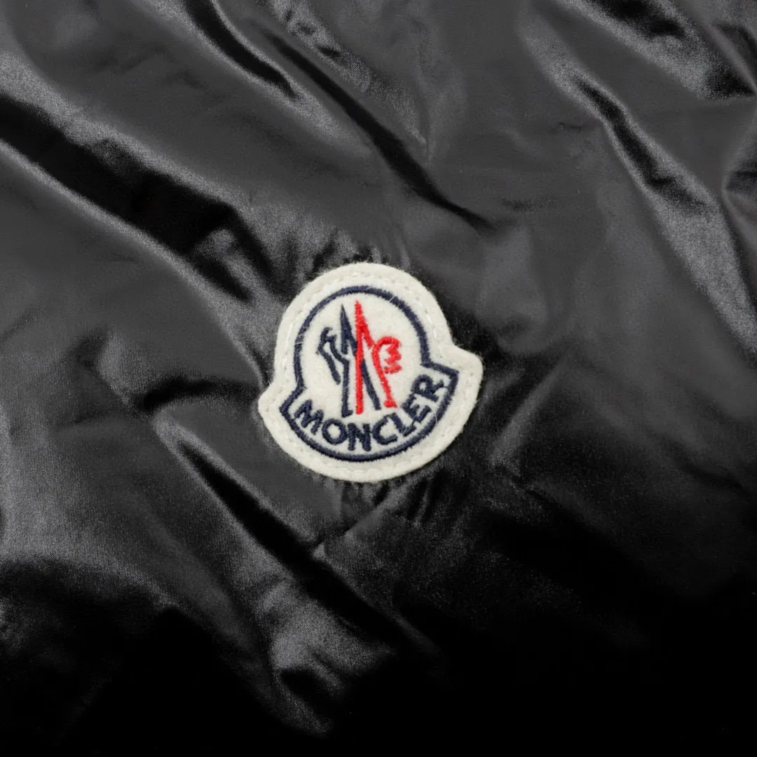P740 Moncler muzzle bread down jacket, tail stock from trading company, is different from any version on the market. Made of 90% velvet + 10% feathers. The best down is selected. It is very light, slender and soft. It is the opposite of the color of winter solid down jacket. All zippers are specially customized. YKK authentic zippers imported from the United States. The ribbon slider is printed with the muzzle logo. It is by no means comparable to the products from small factories in the market. The arm flocking terry embroidery patches are decorated with classic logo patterns. The towel embroidery feels soft and smooth. The entire shape is cut by laser, which brings a different sense of freshness. Every detail is quite heavy-duty. The fabrics, accessories and overall clothing are perfectly restored. Style number: A81# Color: black Size: 0 1 2 3