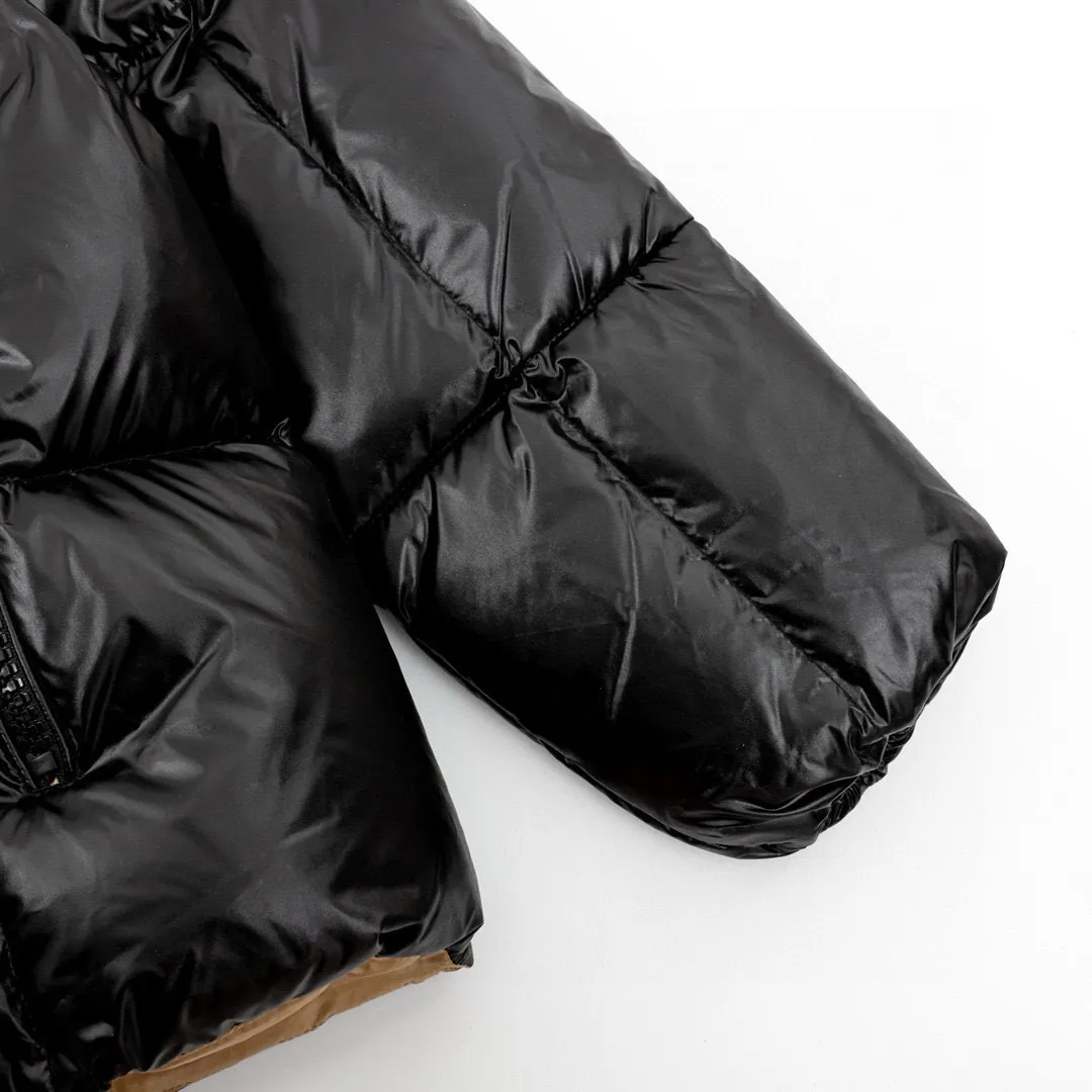 P740 Moncler muzzle bread down jacket, tail stock from trading company, is different from any version on the market. Made of 90% velvet + 10% feathers. The best down is selected. It is very light, slender and soft. It is the opposite of the color of winter solid down jacket. All zippers are specially customized. YKK authentic zippers imported from the United States. The ribbon slider is printed with the muzzle logo. It is by no means comparable to the products from small factories in the market. The arm flocking terry embroidery patches are decorated with classic logo patterns. The towel embroidery feels soft and smooth. The entire shape is cut by laser, which brings a different sense of freshness. Every detail is quite heavy-duty. The fabrics, accessories and overall clothing are perfectly restored. Style number: A81# Color: black Size: 0 1 2 3