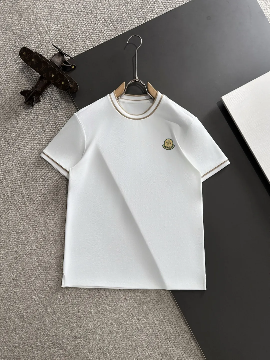 P300 high version Moncler/muzzle 25ss spring and summer new high-definition T-shirt. Made with machines imported from Italy. It is truly the most luxurious and high-quality. It is a style that you can wear with your eyes closed. Combed heavy fabrics. High-strength and heavy-weight fabrics feel full of weight when weighed. The upper body is also more textured than ordinary T-shirts and is not easy to deform. This texture can cope with the weather. It absorbs sweat and is breathable, suitable for both hot and cold! Perfectly produced with reference to the original stitch and stitch! The loose fit design is super noble. Custom-woven signature ribbed collar, cuffs, and hem. Really rare and rare goods Size: M-XXXL