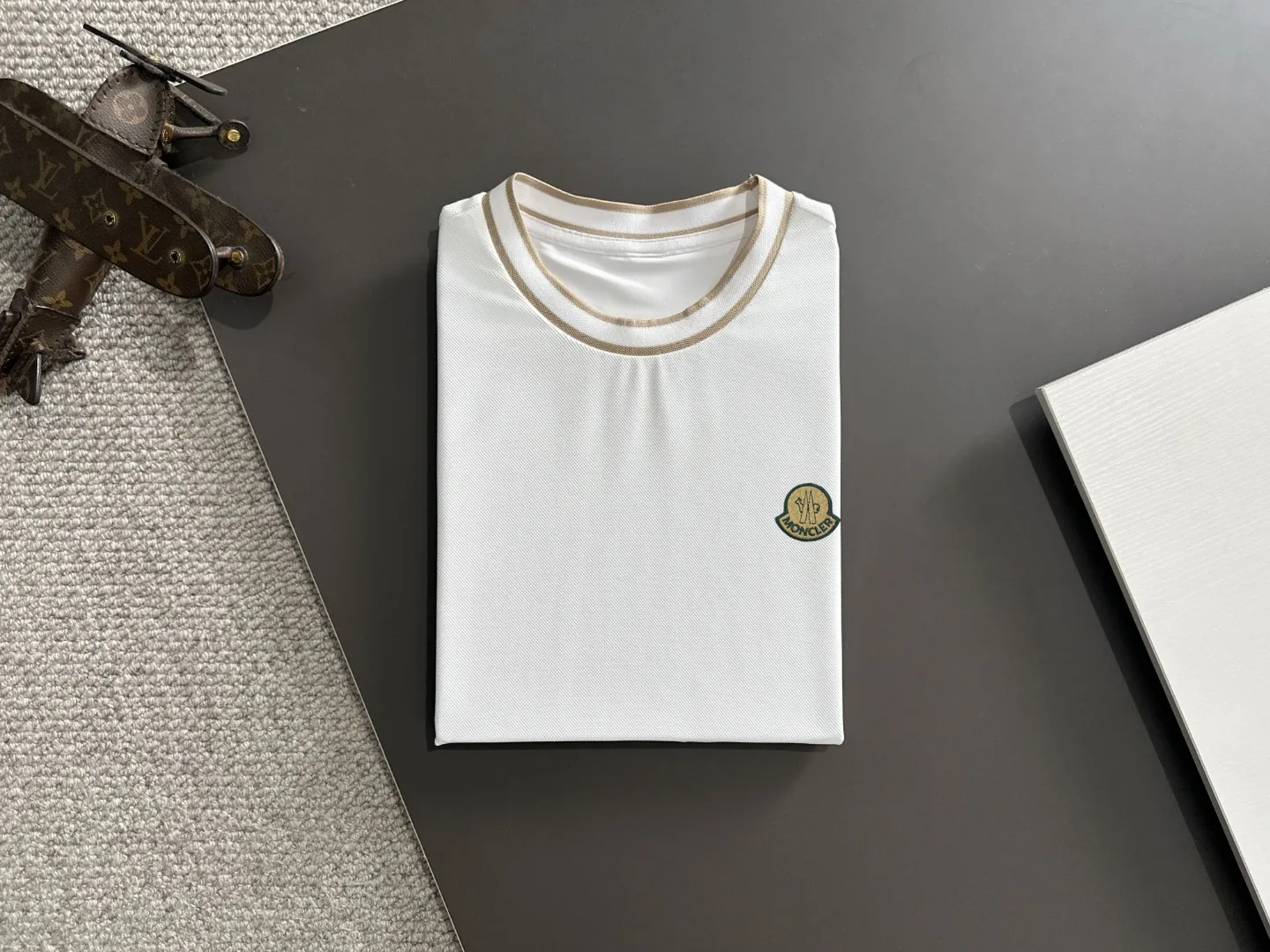 P300 high version Moncler/muzzle 25ss spring and summer new high-definition T-shirt. Made with machines imported from Italy. It is truly the most luxurious and high-quality. It is a style that you can wear with your eyes closed. Combed heavy fabrics. High-strength and heavy-weight fabrics feel full of weight when weighed. The upper body is also more textured than ordinary T-shirts and is not easy to deform. This texture can cope with the weather. It absorbs sweat and is breathable, suitable for both hot and cold! Perfectly produced with reference to the original stitch and stitch! The loose fit design is super noble. Custom-woven signature ribbed collar, cuffs, and hem. Really rare and rare goods Size: M-XXXL