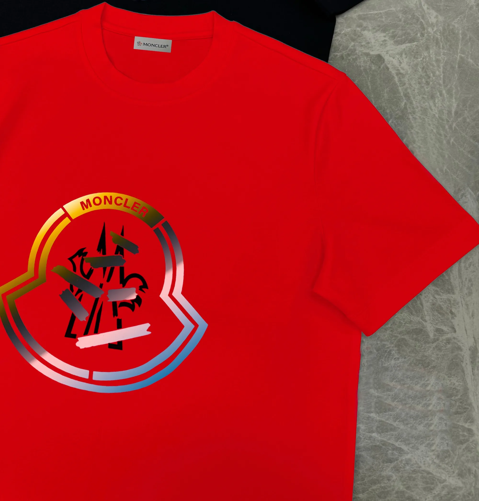 P160 Moncler 25s new Salona T-shirt. Basic model recommended! Customized branded hat with three-dimensional heat transfer design on the chest. Clean, refreshing, simple and elegant. Recommended item for any age [Fireworks] regular version! Custom-made 250g Salona fabric, the surface is skin-friendly and smooth, and the body is as comfortable as a baby! Color: Black. White. Red Size: s-xxl (L is recommended for 175/140 pounds)