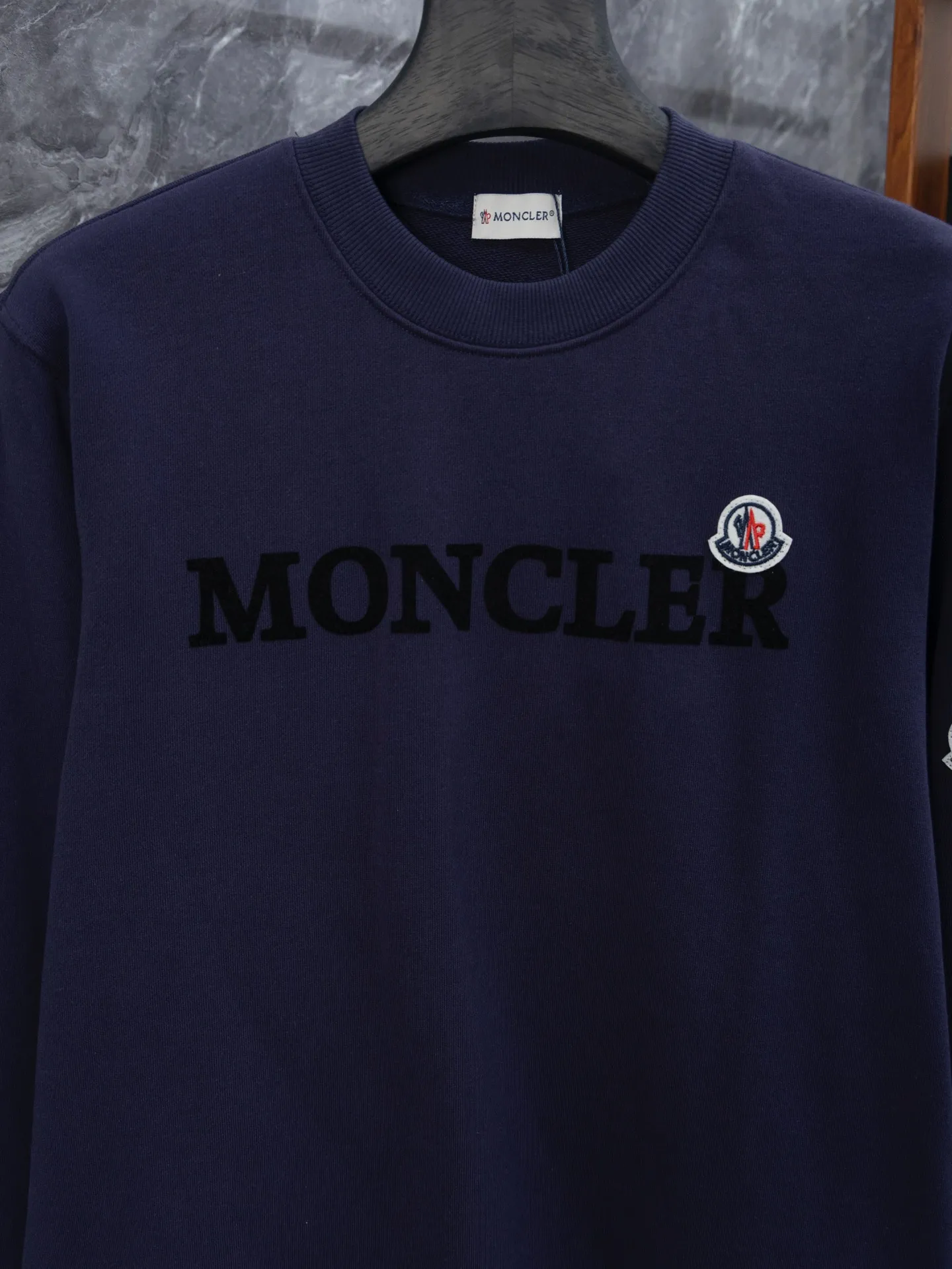 P200 model number J042 MONCLER classic flocked sleeves round neck sweatshirt with small label. Made of 460g terry fabric with clear lines. Original order customization 1:1 with smooth and delicate lines. Better hand feel. Not easy to deform, not easy to shrink, not easy to fade. Maintain long-lasting beauty. Color: Black, Navy, Size S-XL