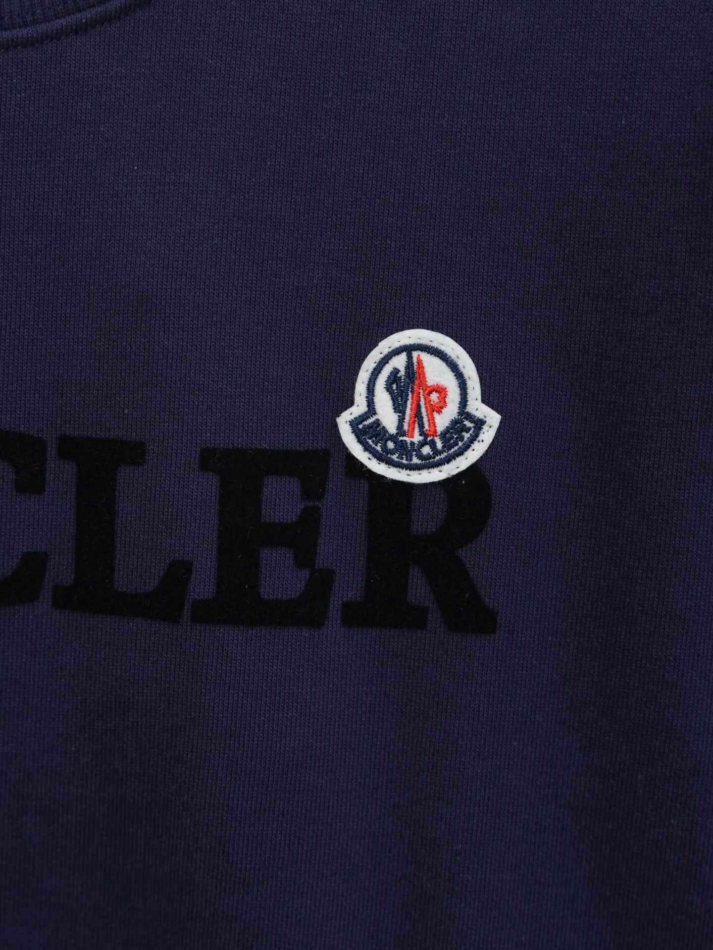 P200 model number J042 MONCLER classic flocked sleeves round neck sweatshirt with small label. Made of 460g terry fabric with clear lines. Original order customization 1:1 with smooth and delicate lines. Better hand feel. Not easy to deform, not easy to shrink, not easy to fade. Maintain long-lasting beauty. Color: Black, Navy, Size S-XL
