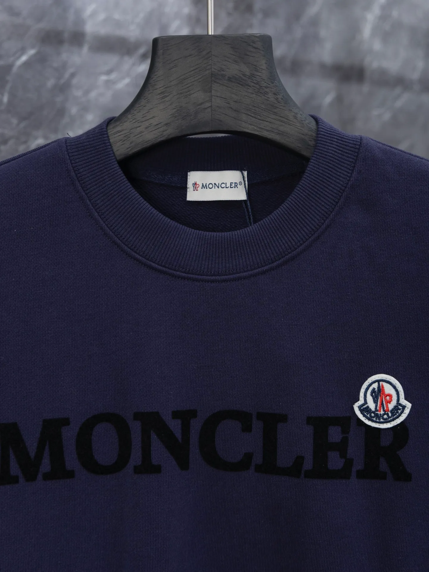 P200 model number J042 MONCLER classic flocked sleeves round neck sweatshirt with small label. Made of 460g terry fabric with clear lines. Original order customization 1:1 with smooth and delicate lines. Better hand feel. Not easy to deform, not easy to shrink, not easy to fade. Maintain long-lasting beauty. Color: Black, Navy, Size S-XL