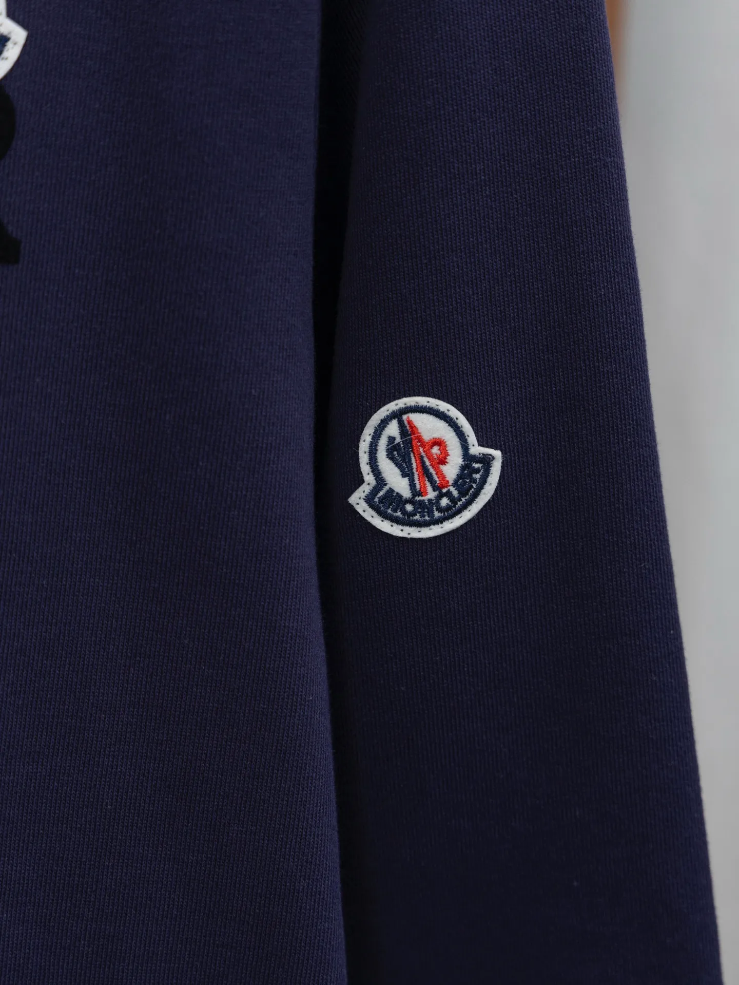 P200 model number J042 MONCLER classic flocked sleeves round neck sweatshirt with small label. Made of 460g terry fabric with clear lines. Original order customization 1:1 with smooth and delicate lines. Better hand feel. Not easy to deform, not easy to shrink, not easy to fade. Maintain long-lasting beauty. Color: Black, Navy, Size S-XL