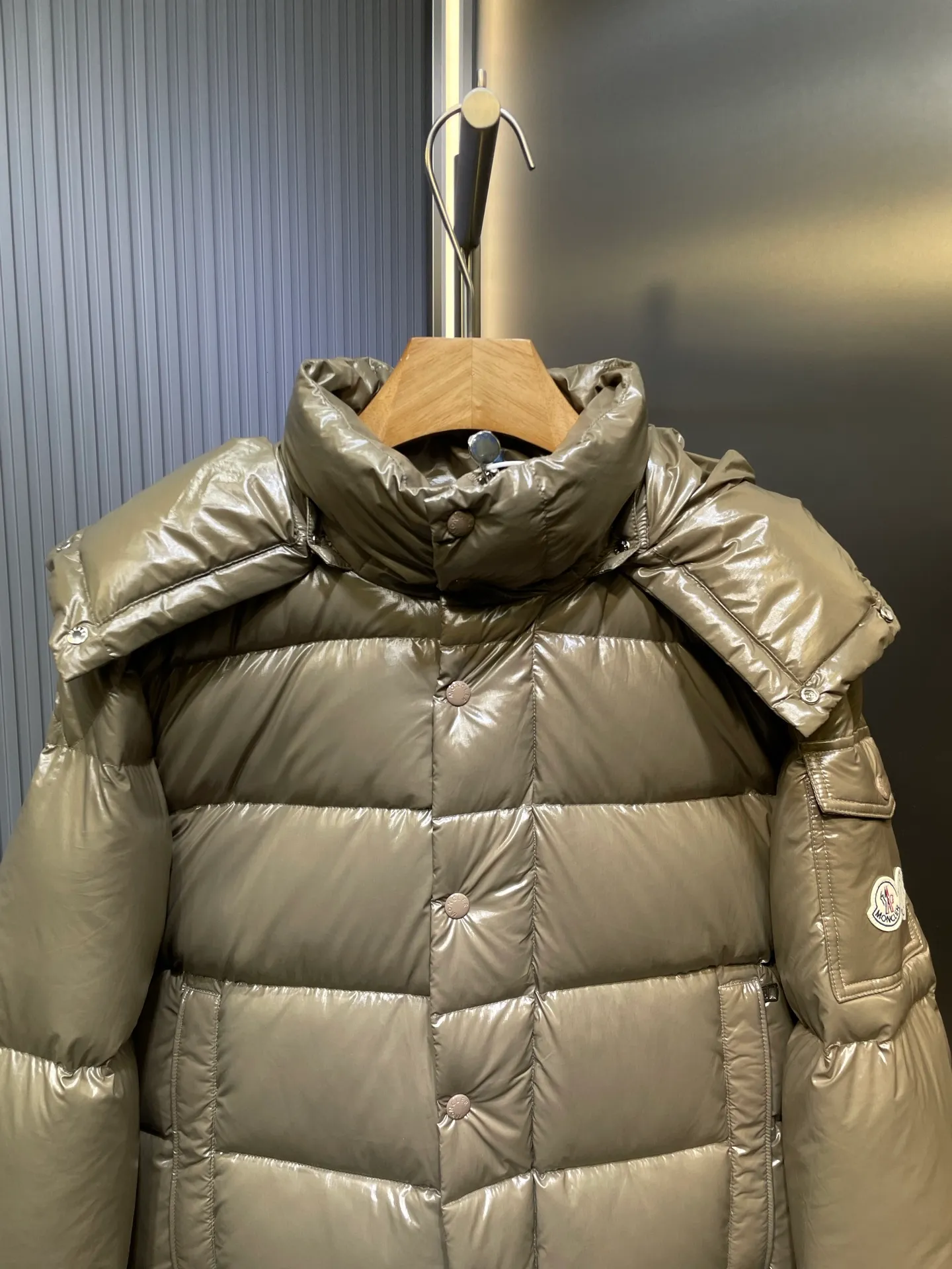P1080 moncler special 🌟Highest quality Moncler Maya 70 winter short style. Goose down filled version. Moncler down is specially designed to celebrate the brand's 70th anniversary and is made of metallic nylon. Adhering to tradition and embracing innovation, Moncler Maya 70 combines the real world with the digital realm. This icon is interpreted in metallic colors and is available in limited edition Size: 1-5 Couple size