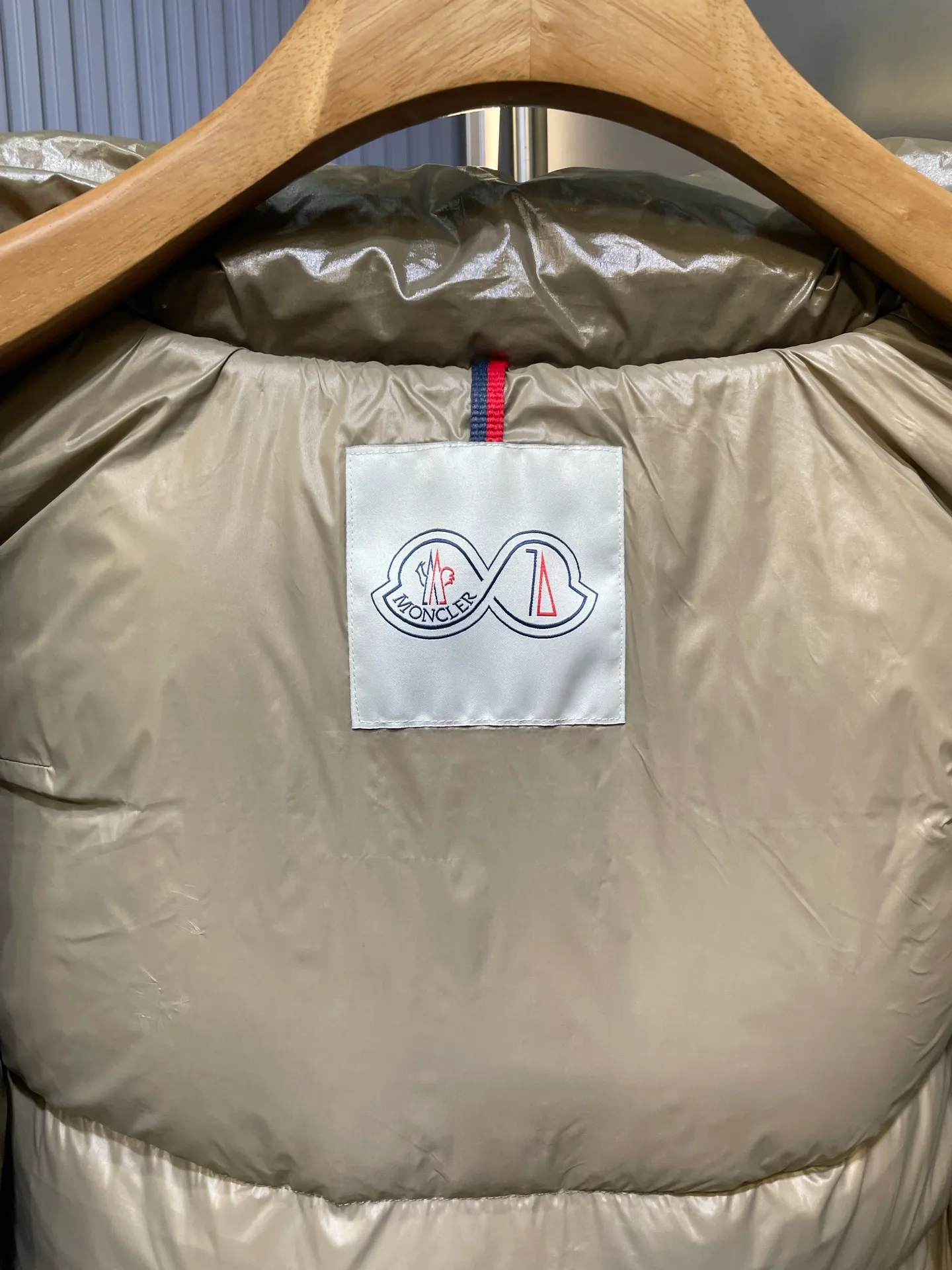P1080 moncler special 🌟Highest quality Moncler Maya 70 winter short style. Goose down filled version. Moncler down is specially designed to celebrate the brand's 70th anniversary and is made of metallic nylon. Adhering to tradition and embracing innovation, Moncler Maya 70 combines the real world with the digital realm. This icon is interpreted in metallic colors and is available in limited edition Size: 1-5 Couple size