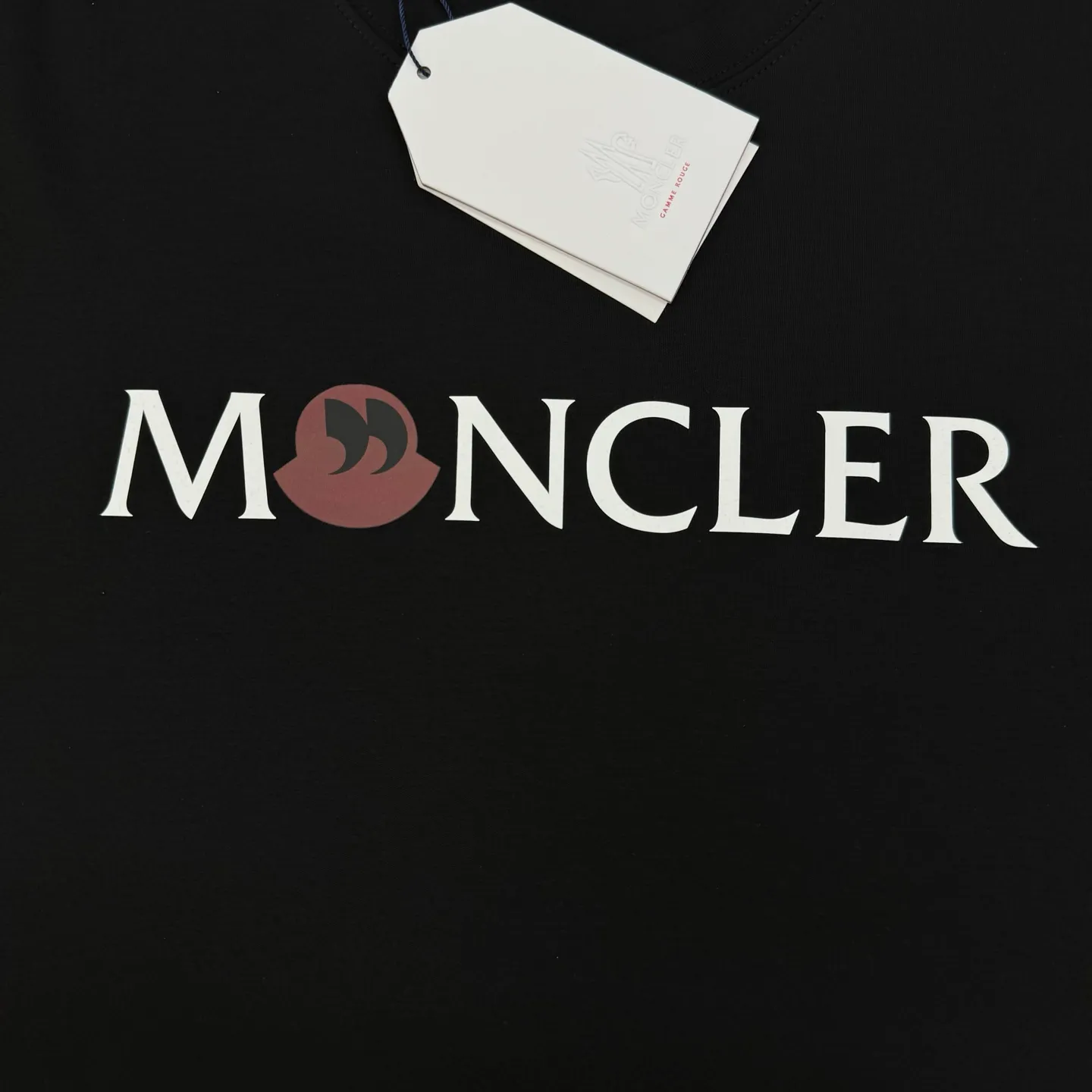 P160 Moncler 25s new modal T-shirt. Brand letter logo printing design. Graffiti shape. Presenting special features. Classic small hat at the cuff position. Clean, refreshing and simple. Recommended items for any age [Fireworks] regular version! Custom-made 250g modal comb fabric, the surface is skin-friendly and smooth, and the body is as comfortable as a baby! Color: Black. White. Size: M-3XL (S and 4Xl can be customized) 175/140 catties recommended L