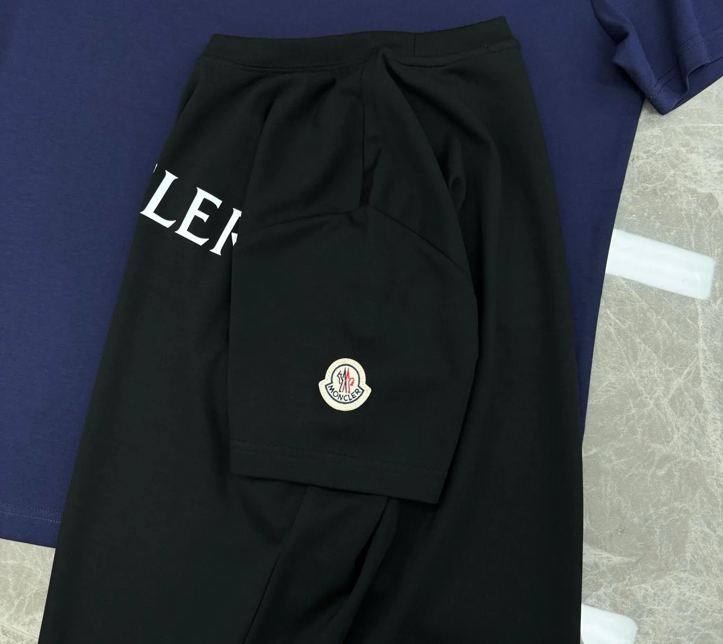 P160 Moncler 25s new modal T-shirt. Brand letter logo printing design. Graffiti shape. Presenting special features. Classic small hat at the cuff position. Clean, refreshing and simple. Recommended items for any age [Fireworks] regular version! Custom-made 250g modal comb fabric, the surface is skin-friendly and smooth, and the body is as comfortable as a baby! Color: Black. White. Size: M-3XL (S and 4Xl can be customized) 175/140 catties recommended L