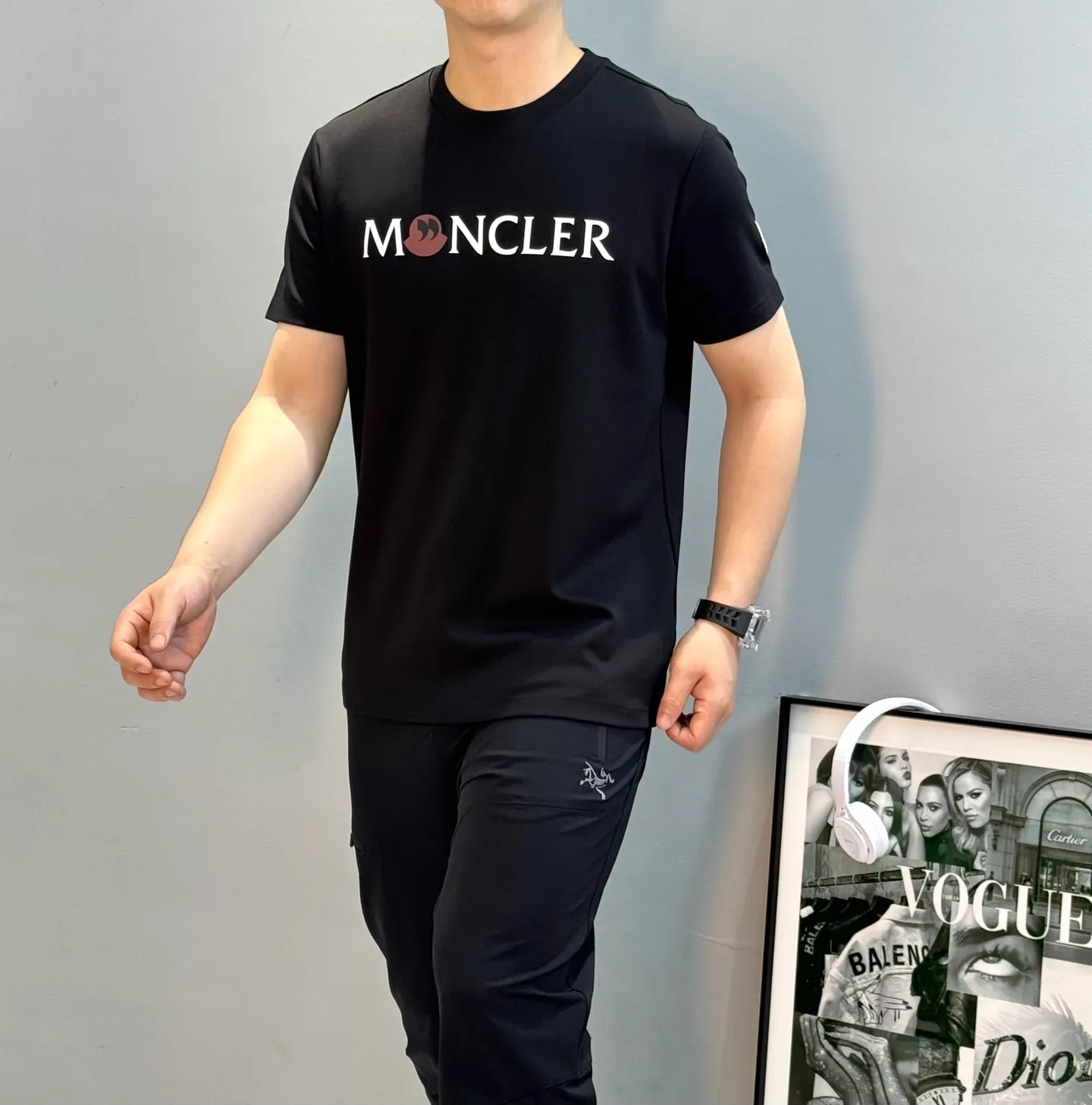 P160 Moncler 25s new modal T-shirt. Brand letter logo printing design. Graffiti shape. Presenting special features. Classic small hat at the cuff position. Clean, refreshing and simple. Recommended items for any age [Fireworks] regular version! Custom-made 250g modal comb fabric, the surface is skin-friendly and smooth, and the body is as comfortable as a baby! Color: Black. White. Size: M-3XL (S and 4Xl can be customized) 175/140 catties recommended L