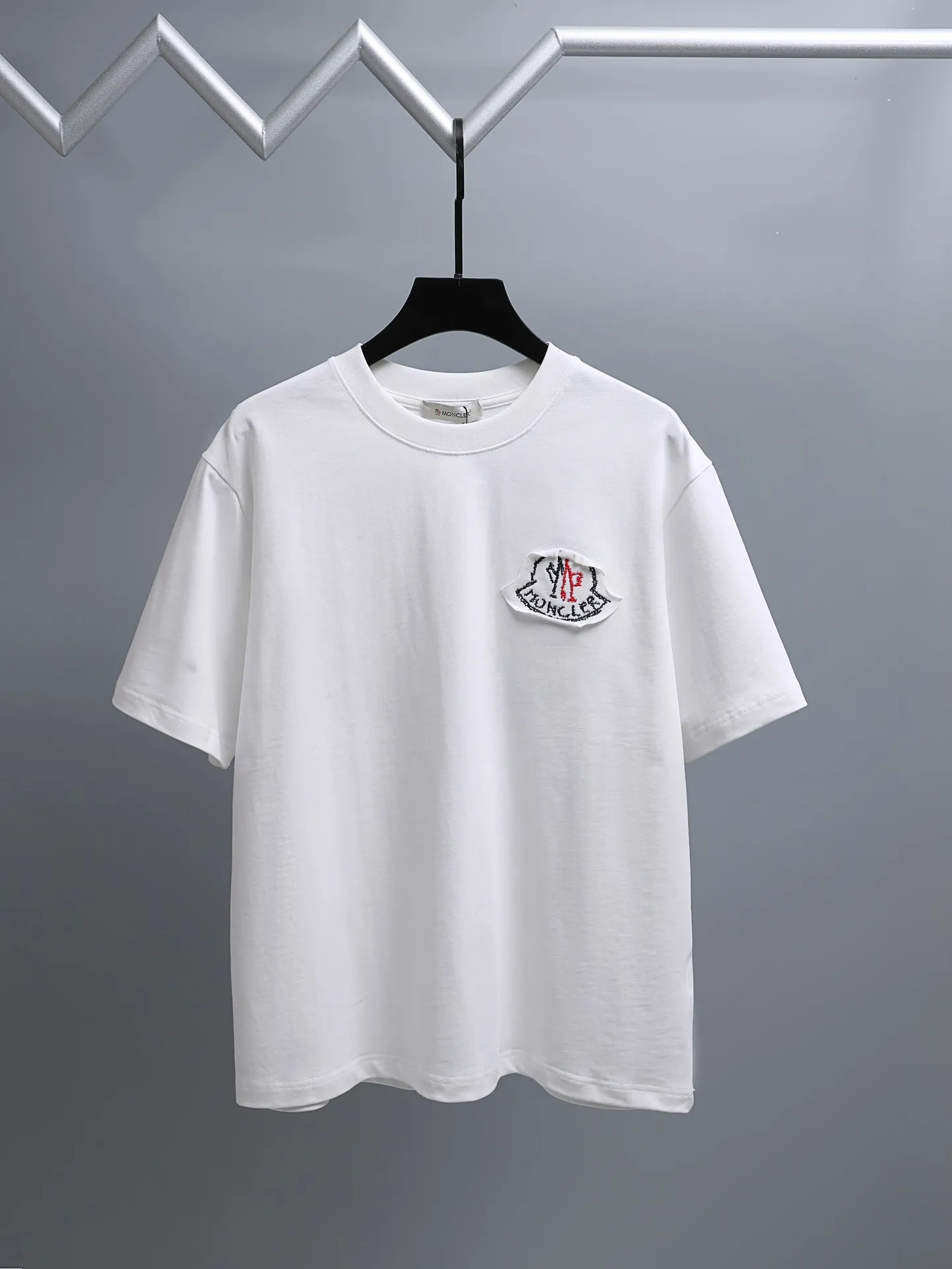 P170 MONCLER muzzle* 2꯭0꯭2꯭6 new spring and summer model ❤️ original ⌚️ high version muzzle fabric is made of 280g high-density pure cotton, does not deform and does not shrink. Process introduction: double thread movement, small patch embroidery on the chest🪡, precision embroidery of the back Logo Color: white SIZE: S-XXL