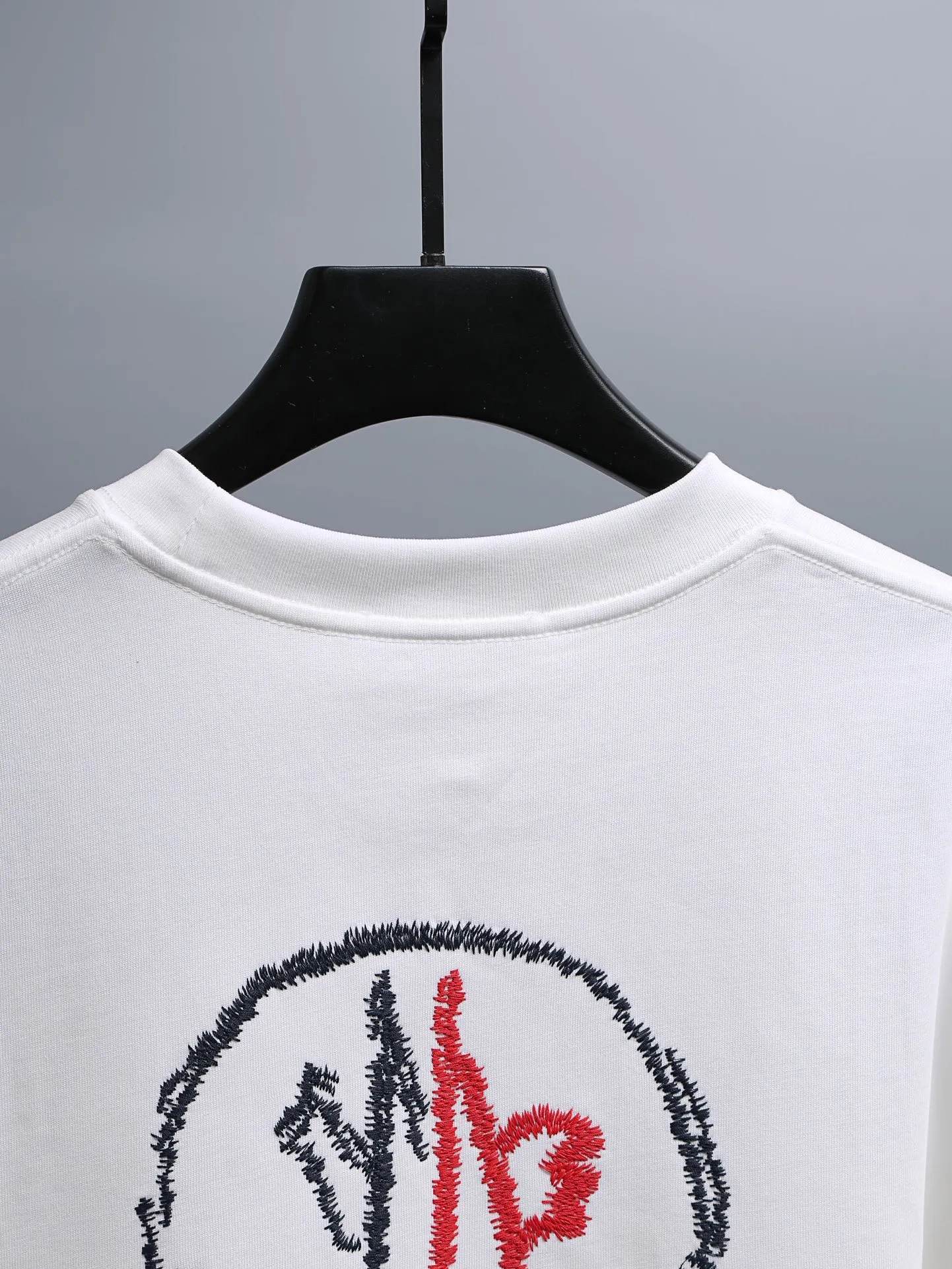 P170 MONCLER muzzle* 2꯭0꯭2꯭6 new spring and summer model ❤️ original ⌚️ high version muzzle fabric is made of 280g high-density pure cotton, does not deform and does not shrink. Process introduction: double thread movement, small patch embroidery on the chest🪡, precision embroidery of the back Logo Color: white SIZE: S-XXL