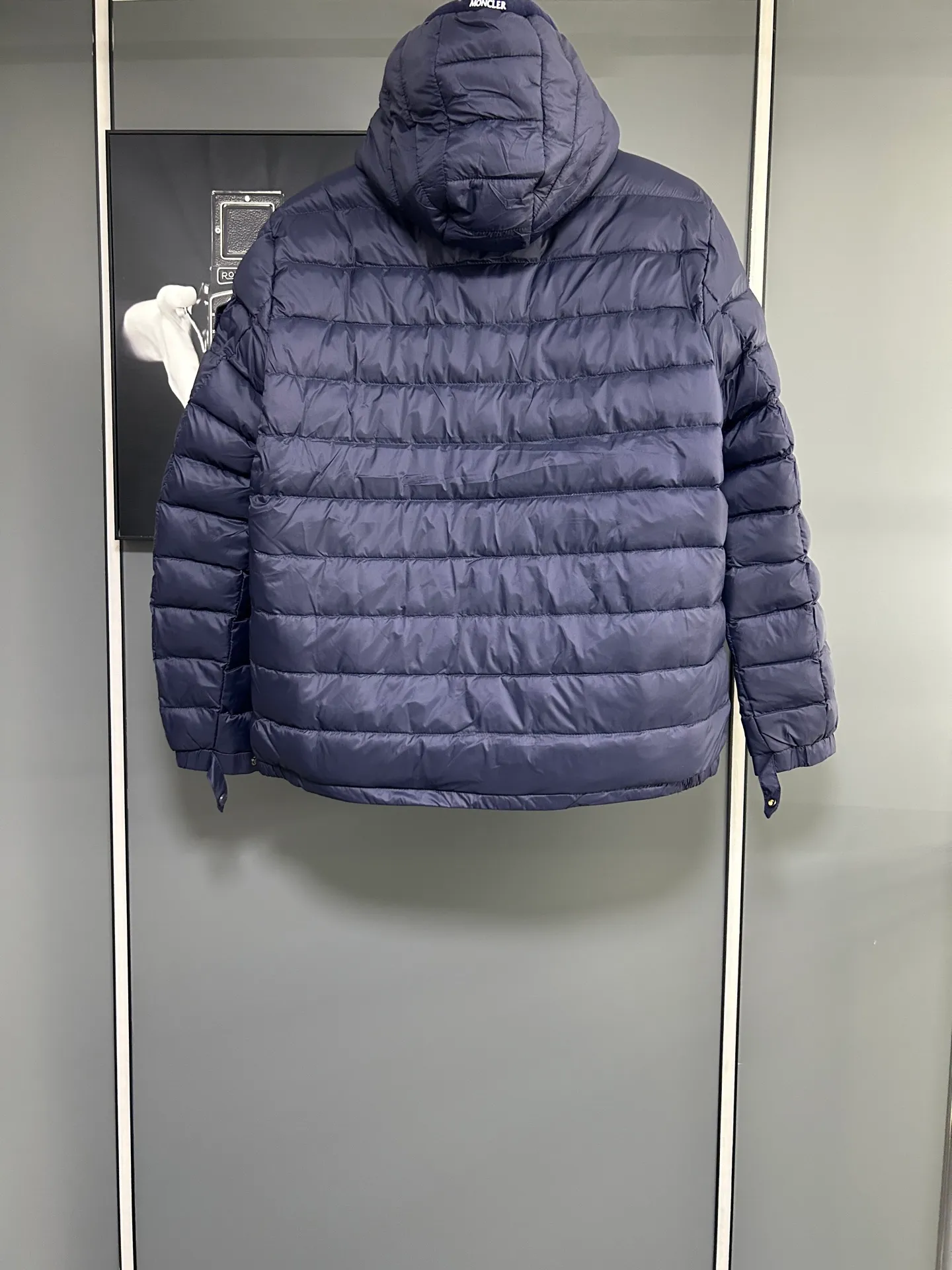 P660 Moncler Avocette solid color hooded zipper outdoor warm rib down jacket 90 down filling 750 fill power Tajima embroidery white duck down short lightweight hooded down jacket jacket small zipper pocket on the chest side for storing things The Thorium AR hooded model is versatile, durable and warm. It can be used as a mid-layer in winter and winter, or worn alone. It can also be easily worn with hard-shell clothing in cold environments.     The fabric has been improved with AratoTM30 nylon fabric with fine texture, which is very warm and wear-resistant. It is also treated with DWR, which can effectively prevent water and moisture.     DownCompositeMapping zoned filling technology can reasonably allocate down insulation and synthetic insulation areas. The simple design of StormHoodM is made of synthetic insulation materials. Zippered hand pockets, inner zipper pockets. Combination of technology and technology. Lightweight and warm. Three-dimensional tailoring. Hooded design. Complete three-standard accessories. What you see is what you get. Same style for men and women. Color: navy. Size: M-3XL.
