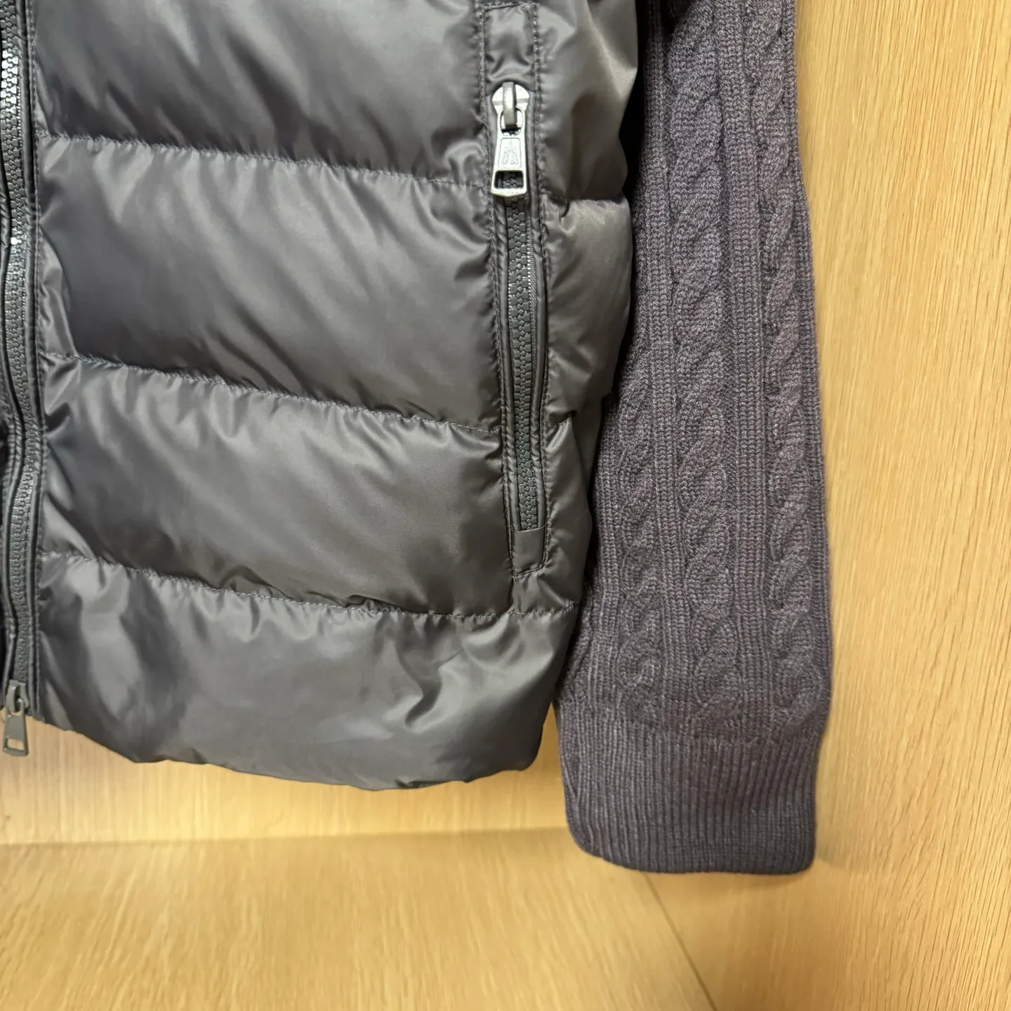 P560 Style number: T33 Moncler's new winter stand-up collar wool knitted splicing down jacket. The entire set is lined with windproof and warm. The official website is synchronized. It is the same style for men and women. It is made of 90 white duck down. The upper part of the whole dress is light, comfortable, simple, luxurious, exquisite and versatile. It is a high-end luxury down jacket item with a very outstanding temperament and is made in a classic college style. The knitted part is 37 wool spliced, and the soft and elegant knitted sleeve splicing design adds to the unique luxury retro style. The classic LOGO craftsmanship on the sleeves perfectly highlights the brand performance and recognition of this style. Stand-up collar design Fitted straight version, zipper closure, M knitted spliced down jacket front width 90 velvet filling, splicing is made of wool, sleeves are decorated with patch badges, stand-up collar zipper closure, double side pocket design is practical and convenient❗️ The overall shape configuration is also biased toward slimming to create an upper body that can better modify the lines and beauty of the body shape. The hands and feet naturally have a sense of high-end accent. The sleeves are made of knitted material, which has both comfort and style, elegance and nobility. The stitching uses the first line and then separated velvet filling technology. The craftsmanship is very sophisticated and there is no velvet running! The four-layer inner liner further reduces the possibility of velvet lining on the inside! It truly locks the down and the temperature! High-quality down! European standard 90 down standard! There is no choice in fill power, down filling, and feel! You can hardly feel the lint, let alone worry about velvet problem. Produced by a large factory, with original hardware and accessories, and fine workmanship! The men's and women's same-style patchwork knitted quilted down stand-collar jacket is on sale simultaneously on the official website!  Color: Temperament Black Iceland Gray