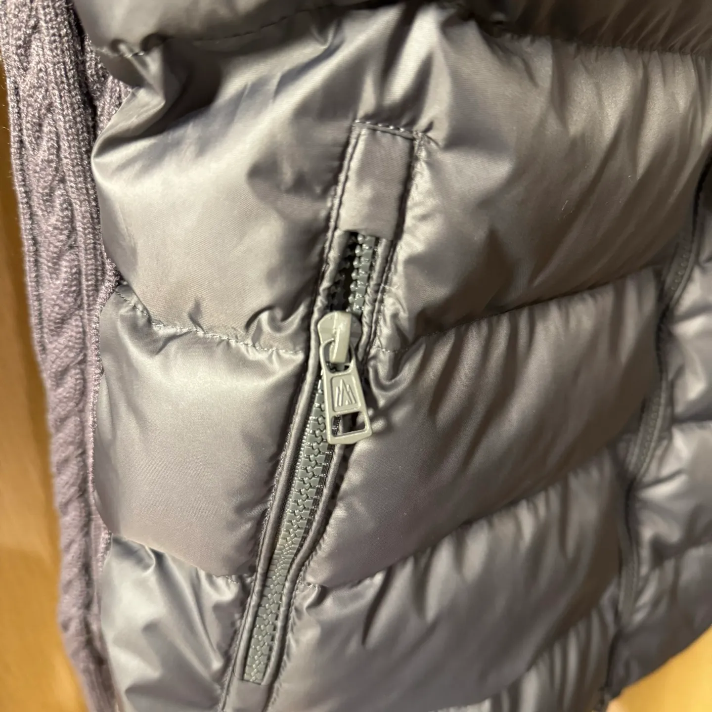 P560 Style number: T33 Moncler's new winter stand-up collar wool knitted splicing down jacket. The entire set is lined with windproof and warm. The official website is synchronized. It is the same style for men and women. It is made of 90 white duck down. The upper part of the whole dress is light, comfortable, simple, luxurious, exquisite and versatile. It is a high-end luxury down jacket item with a very outstanding temperament and is made in a classic college style. The knitted part is 37 wool spliced, and the soft and elegant knitted sleeve splicing design adds to the unique luxury retro style. The classic LOGO craftsmanship on the sleeves perfectly highlights the brand performance and recognition of this style. Stand-up collar design Fitted straight version, zipper closure, M knitted spliced down jacket front width 90 velvet filling, splicing is made of wool, sleeves are decorated with patch badges, stand-up collar zipper closure, double side pocket design is practical and convenient❗️ The overall shape configuration is also biased toward slimming to create an upper body that can better modify the lines and beauty of the body shape. The hands and feet naturally have a sense of high-end accent. The sleeves are made of knitted material, which has both comfort and style, elegance and nobility. The stitching uses the first line and then separated velvet filling technology. The craftsmanship is very sophisticated and there is no velvet running! The four-layer inner liner further reduces the possibility of velvet lining on the inside! It truly locks the down and the temperature! High-quality down! European standard 90 down standard! There is no choice in fill power, down filling, and feel! You can hardly feel the lint, let alone worry about velvet problem. Produced by a large factory, with original hardware and accessories, and fine workmanship! The men's and women's same-style patchwork knitted quilted down stand-collar jacket is on sale simultaneously on the official website!  Color: Temperament Black Iceland Gray