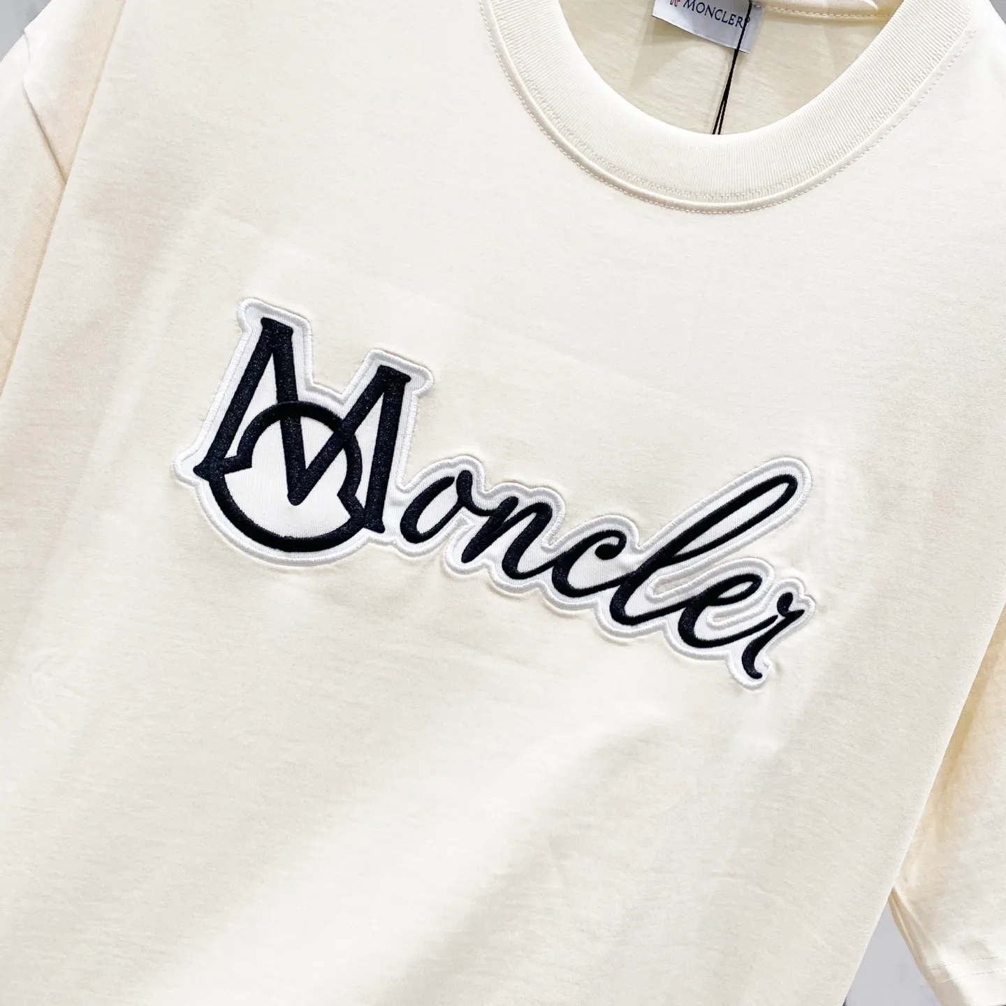 P150 MONCLER/Muzzled 260g round neck short-sleeved T-shirt, brand patch embroidery🪡letter LOGO seal logo, official synchronization, high version, high quality, fashionable personality, versatile trend, pure original quality, original fabric, tag, collar label, washed wheat, complete three labels, color: black, apricot, blue. Size: XS-L