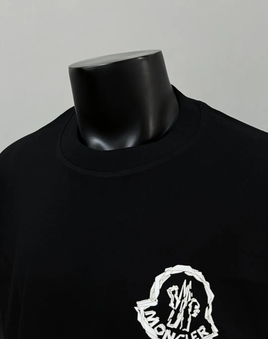 P140 New Meng MONCLER, printed armband round neck short-sleeved T-shirts are on sale at the same time as the official version. The details match the official version. The size of the logo is strictly controlled. The size is standard and the details are in sync with the official version. [Black printed LOGO on white chest] [Black chest apricot beige logo] The color details match the official version; the side sleeves have soft rubber black labels, and the details are standard. Made of 240g double yarn 100% cotton fabric, imported woven threads, the neckline is boned and not easily deformed, factory high-temperature washing process, the fabric is soft and breathable, does not shrink, and is not easy to deform; with NCF washed mark identification, the details are in place and the upper body looks good, European size version, loose and suitable, color: black, white, size XS-L (Can wear up to 200 pounds)