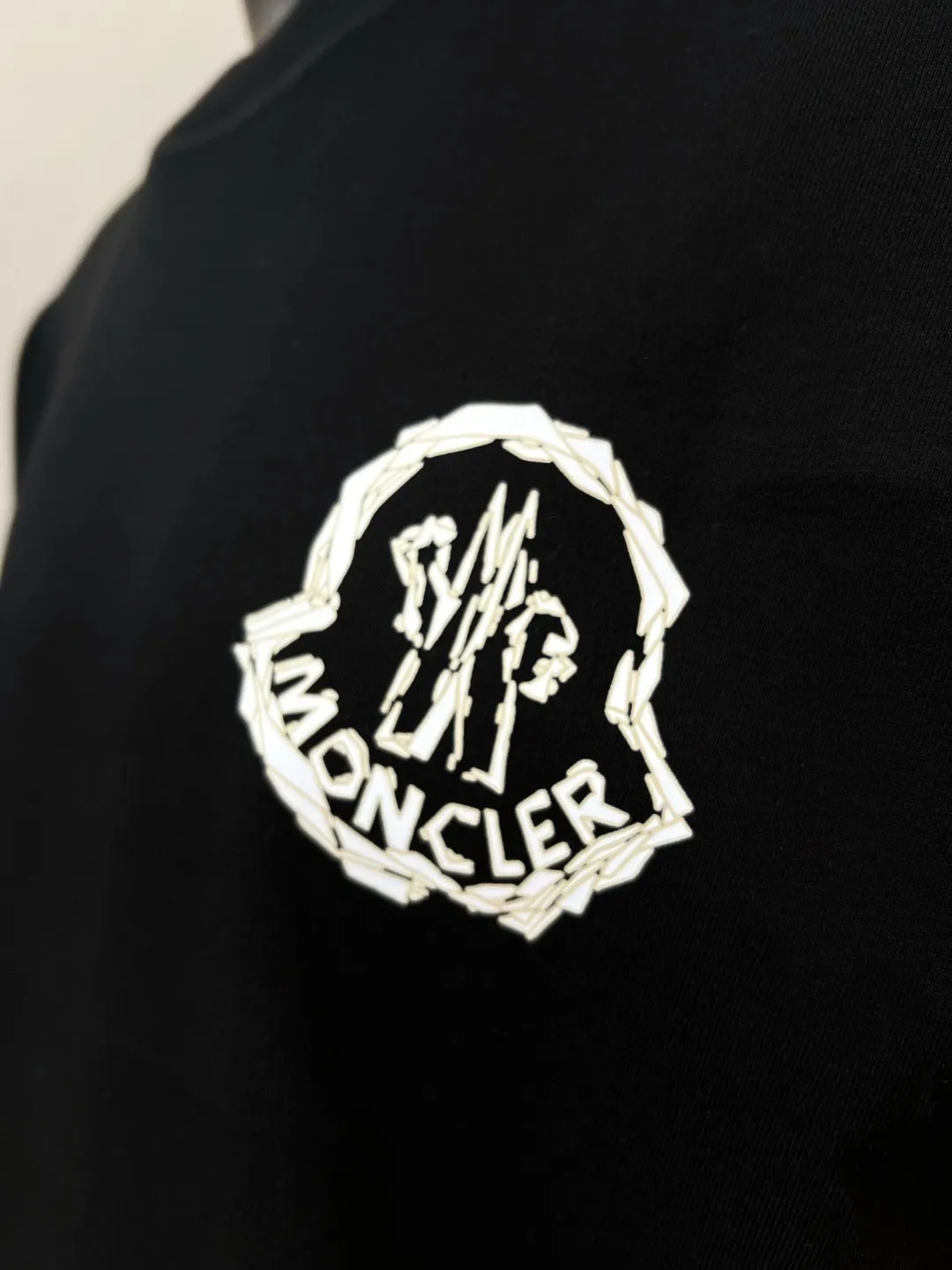 P140 New Meng MONCLER, printed armband round neck short-sleeved T-shirts are on sale at the same time as the official version. The details match the official version. The size of the logo is strictly controlled. The size is standard and the details are in sync with the official version. [Black printed LOGO on white chest] [Black chest apricot beige logo] The color details match the official version; the side sleeves have soft rubber black labels, and the details are standard. Made of 240g double yarn 100% cotton fabric, imported woven threads, the neckline is boned and not easily deformed, factory high-temperature washing process, the fabric is soft and breathable, does not shrink, and is not easy to deform; with NCF washed mark identification, the details are in place and the upper body looks good, European size version, loose and suitable, color: black, white, size XS-L (Can wear up to 200 pounds)
