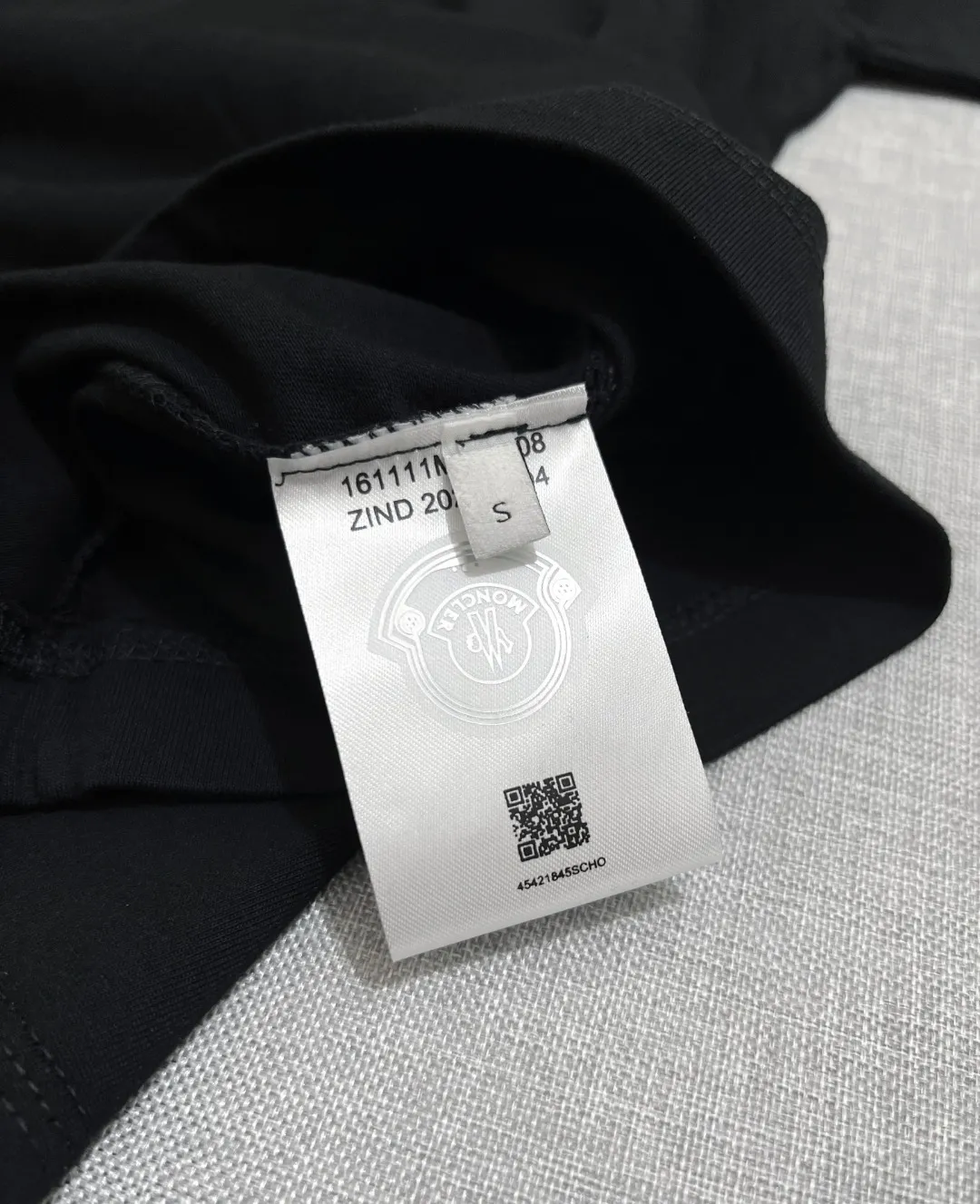 P140 New Meng MONCLER, printed armband round neck short-sleeved T-shirts are on sale at the same time as the official version. The details match the official version. The size of the logo is strictly controlled. The size is standard and the details are in sync with the official version. [Black printed LOGO on white chest] [Black chest apricot beige logo] The color details match the official version; the side sleeves have soft rubber black labels, and the details are standard. Made of 240g double yarn 100% cotton fabric, imported woven threads, the neckline is boned and not easily deformed, factory high-temperature washing process, the fabric is soft and breathable, does not shrink, and is not easy to deform; with NCF washed mark identification, the details are in place and the upper body looks good, European size version, loose and suitable, color: black, white, size XS-L (Can wear up to 200 pounds)