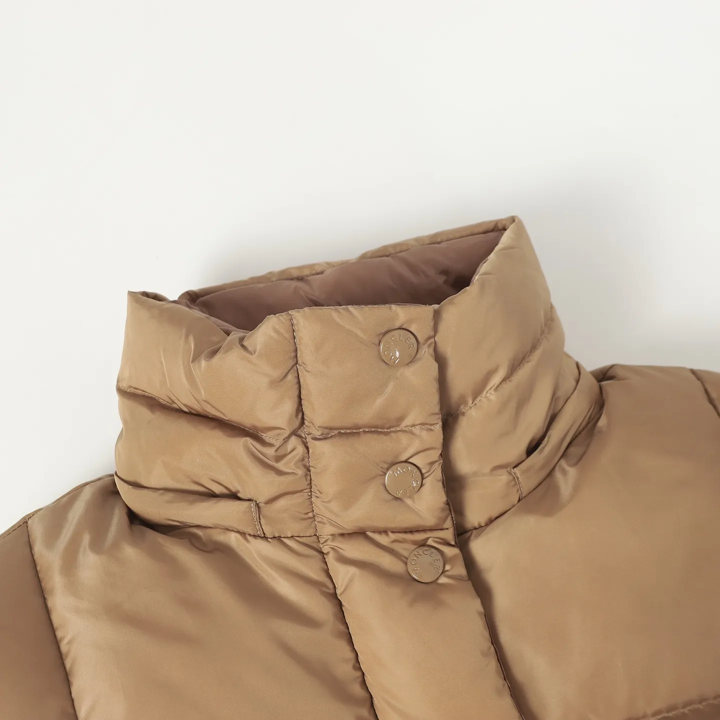 P920 Moncler/Moncler's new Ige hooded women's down jacket is made of longue saison fabric and is suitable for mild weather. This nylon fabric is warm without being bulky. Short design, with a classic hooded silhouette, and a waist design to create a smooth and feminine look. Made of longuesaison fabric. Longuesaison lining. Filled with down. Color: black/coffee Size: 0123