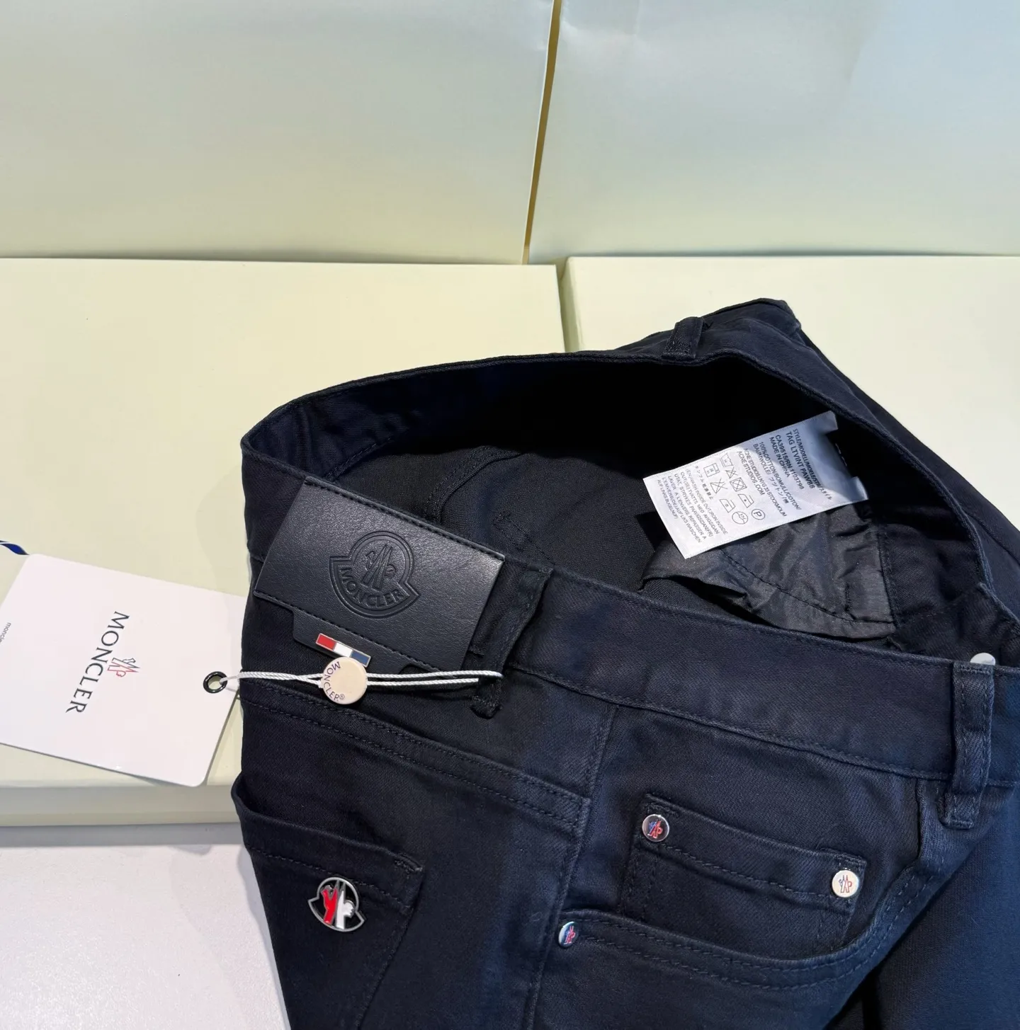 P220 Model No.: D439 Style: MONCLER classic little black pants with mouth, slim fit, stretchy fabric, heavy wash, super genuine color, genuine hardware molding, standard for foreign trade, genuine YKK zipper, calfskin leather label, OEM for foreign trade factory, original order quality Code number: 30-31-32-33-34-36
