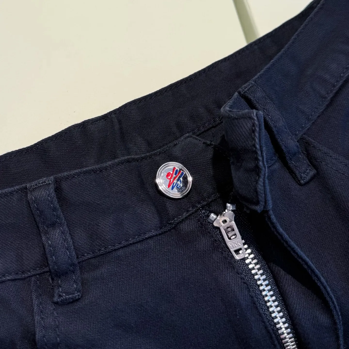 P220 Model No.: D439 Style: MONCLER classic little black pants with mouth, slim fit, stretchy fabric, heavy wash, super genuine color, genuine hardware molding, standard for foreign trade, genuine YKK zipper, calfskin leather label, OEM for foreign trade factory, original order quality Code number: 30-31-32-33-34-36
