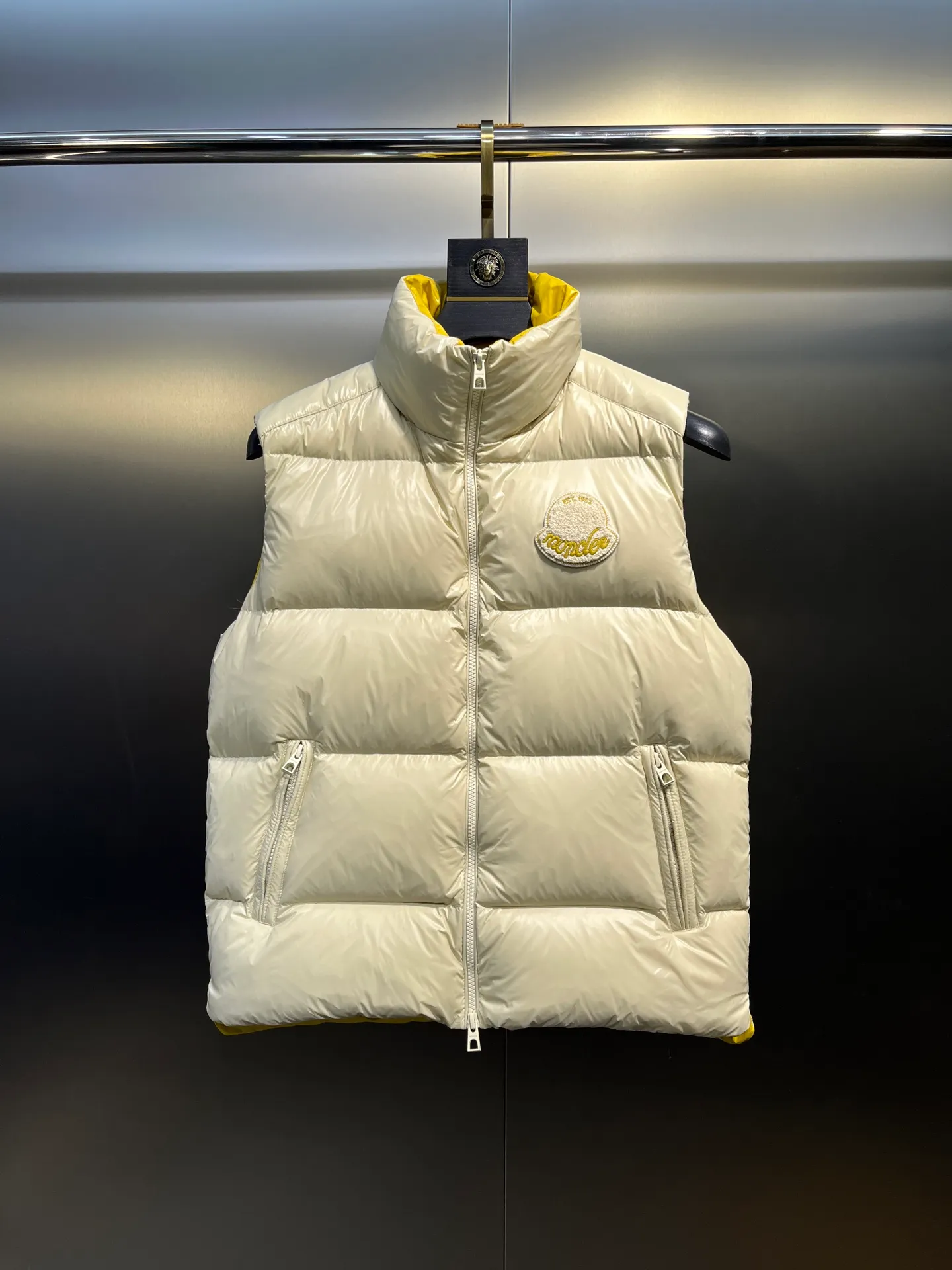 P640 moncler 🌟 Big logo vest two-color photo Moner Moncler's new early autumn product Lipsi men's down vest, interpreting Moner's classic design, is a must-have item for the seasonal wardrobe. Crafted from lightweight, functional lon laque fabric, it has a contrast lining for a lively look. Style number: Big label vest Size: 12345 Color: off-white black