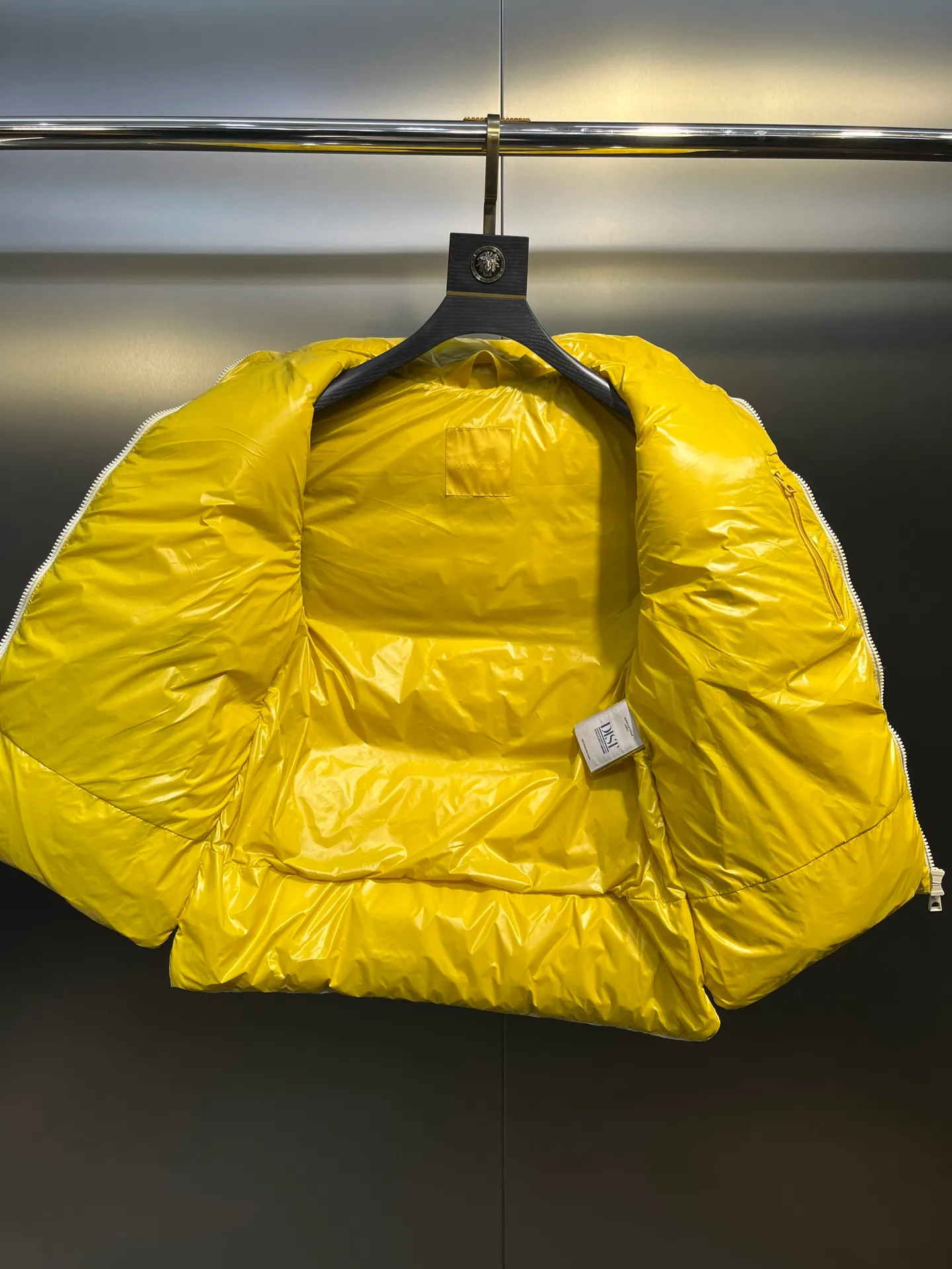 P640 moncler 🌟 Big logo vest two-color photo Moner Moncler's new early autumn product Lipsi men's down vest, interpreting Moner's classic design, is a must-have item for the seasonal wardrobe. Crafted from lightweight, functional lon laque fabric, it has a contrast lining for a lively look. Style number: Big label vest Size: 12345 Color: off-white black