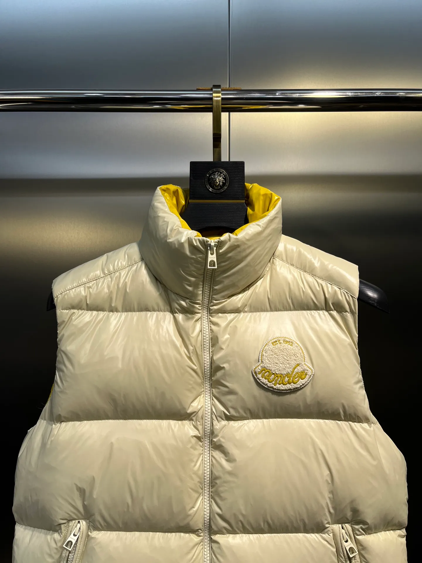 P640 moncler 🌟 Big logo vest two-color photo Moner Moncler's new early autumn product Lipsi men's down vest, interpreting Moner's classic design, is a must-have item for the seasonal wardrobe. Crafted from lightweight, functional lon laque fabric, it has a contrast lining for a lively look. Style number: Big label vest Size: 12345 Color: off-white black