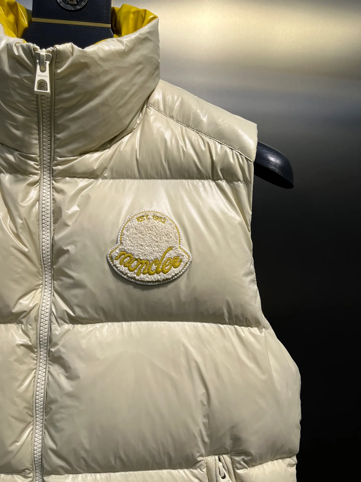 P640 moncler 🌟 Big logo vest two-color photo Moner Moncler's new early autumn product Lipsi men's down vest, interpreting Moner's classic design, is a must-have item for the seasonal wardrobe. Crafted from lightweight, functional lon laque fabric, it has a contrast lining for a lively look. Style number: Big label vest Size: 12345 Color: off-white black