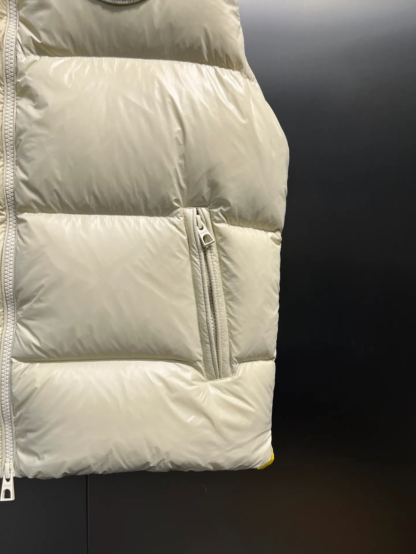 P640 moncler 🌟 Big logo vest two-color photo Moner Moncler's new early autumn product Lipsi men's down vest, interpreting Moner's classic design, is a must-have item for the seasonal wardrobe. Crafted from lightweight, functional lon laque fabric, it has a contrast lining for a lively look. Style number: Big label vest Size: 12345 Color: off-white black