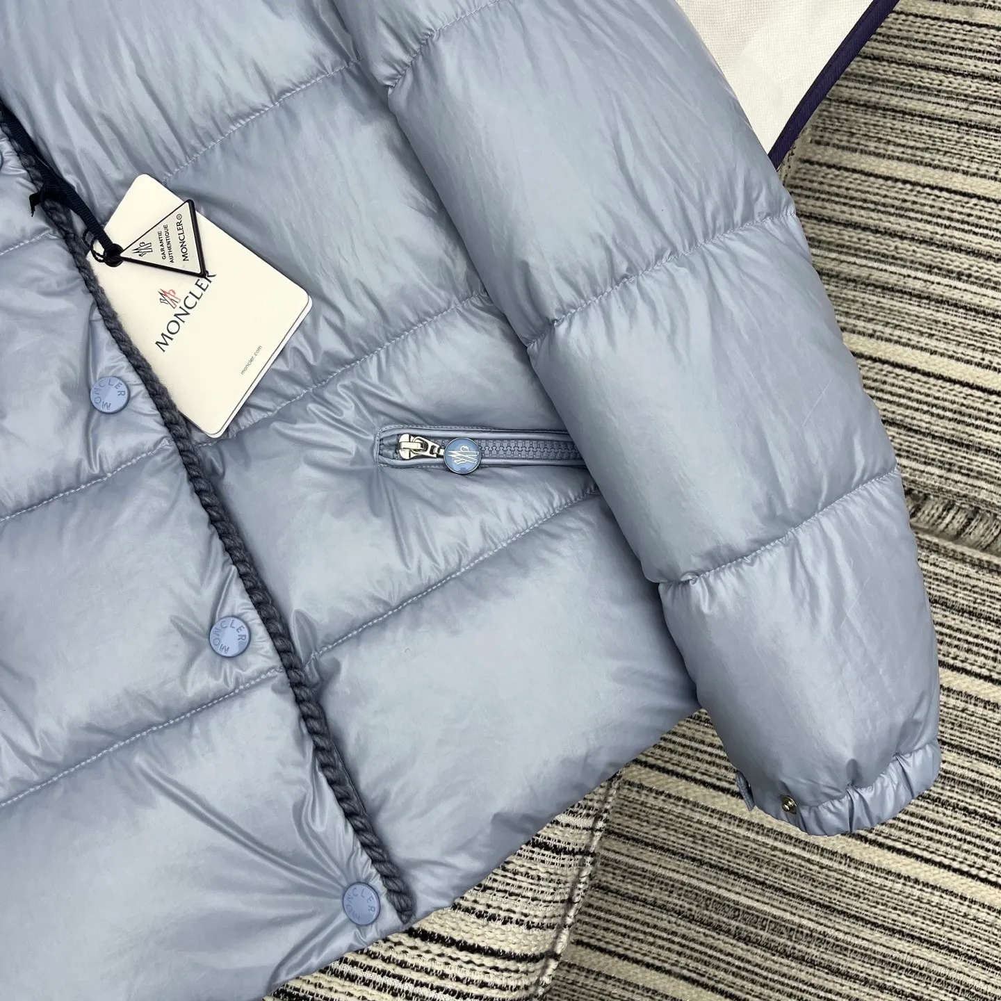 P880 Moncler🌟25 new oil wax leather waist style GLAREIN hooded long-sleeved down jacket for women. Oil wax leather coated new fabric, slim design style, warm and slimming, 90% duck down filling, molded custom hardware. Color: red, white, blue, black Code number: 1234