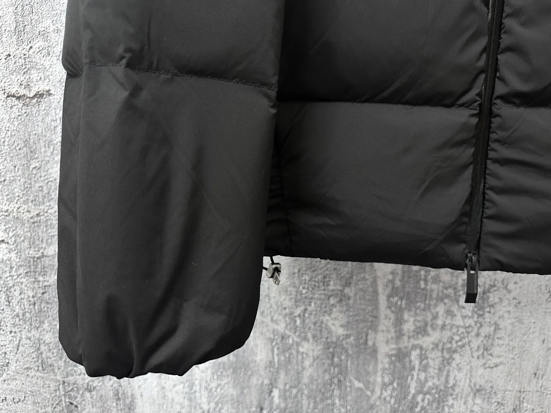 P860 [moncler] Fusain men's hooded short down jacket Exclusive hot new 2025 autumn and winter 🆕down jacket Original customized hardware accessories are all imported and original customization Welcome to compare Absolutely high quality Using top-grade 90 white duck down Super soft and full of feathers Super heavy workmanship The fabric is extremely comfortable 👍The version is perfect Note⚠The fabric is super comfortable Exclusive model Non-market goods Unisex size 1 2 3 4 5