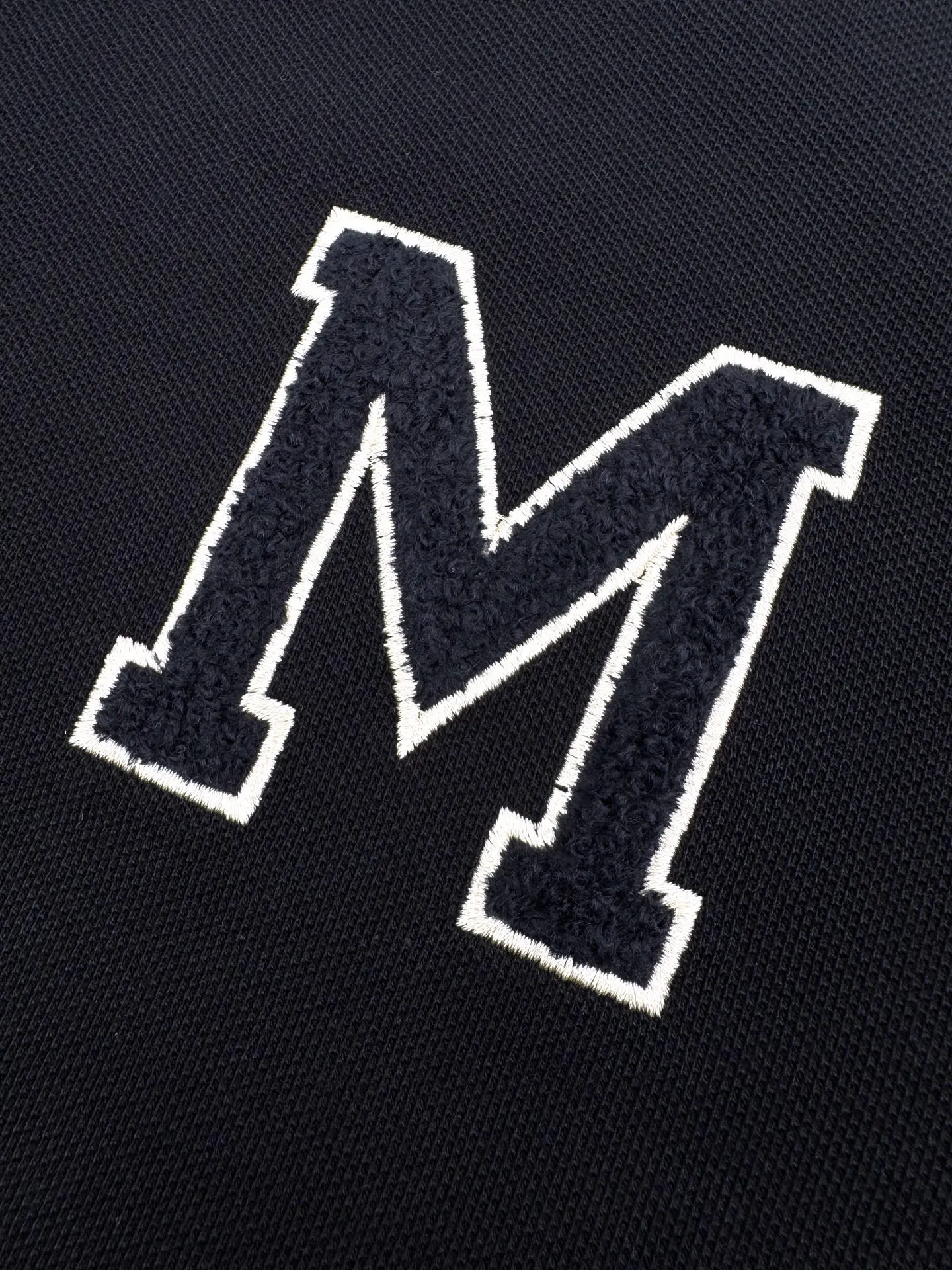 P270 Moncler terry embroidered Polo shirt. Customized piqué pure cotton sateen. It feels soft and waxy. It is light and smooth. It uses rich navy blue as the main color to show an elegant gentleman's style. The M letter on the chest is outlined with navy blue thread, giving the Polo shirt an instant relief-like spatial layer. It complements the badges on the sleeves and highlights the brand style. It adds vitality and detailed beauty. The Polo shirt interprets the design and wears a new style. Process 1: Use terry embroidery process. A traditional hand-made embroidery technology that uses needlework to embroider. It is completed by changing the hooking movement of a special machine head. The coils are connected one by one, thus bringing about a towel-like texture and effect. Process 2: The fabrics are washed and have a better hand feel. Not easy to deform, not easy to shrink, not easy to fade, and maintain long-term beauty. Accessories: Customized 1:1 Moncler embroidery logo Customized 1:1 Moncler buttons Customized 1:1 Moncler trademark Version: Loose version Size: S M L XL Style number: BB761
