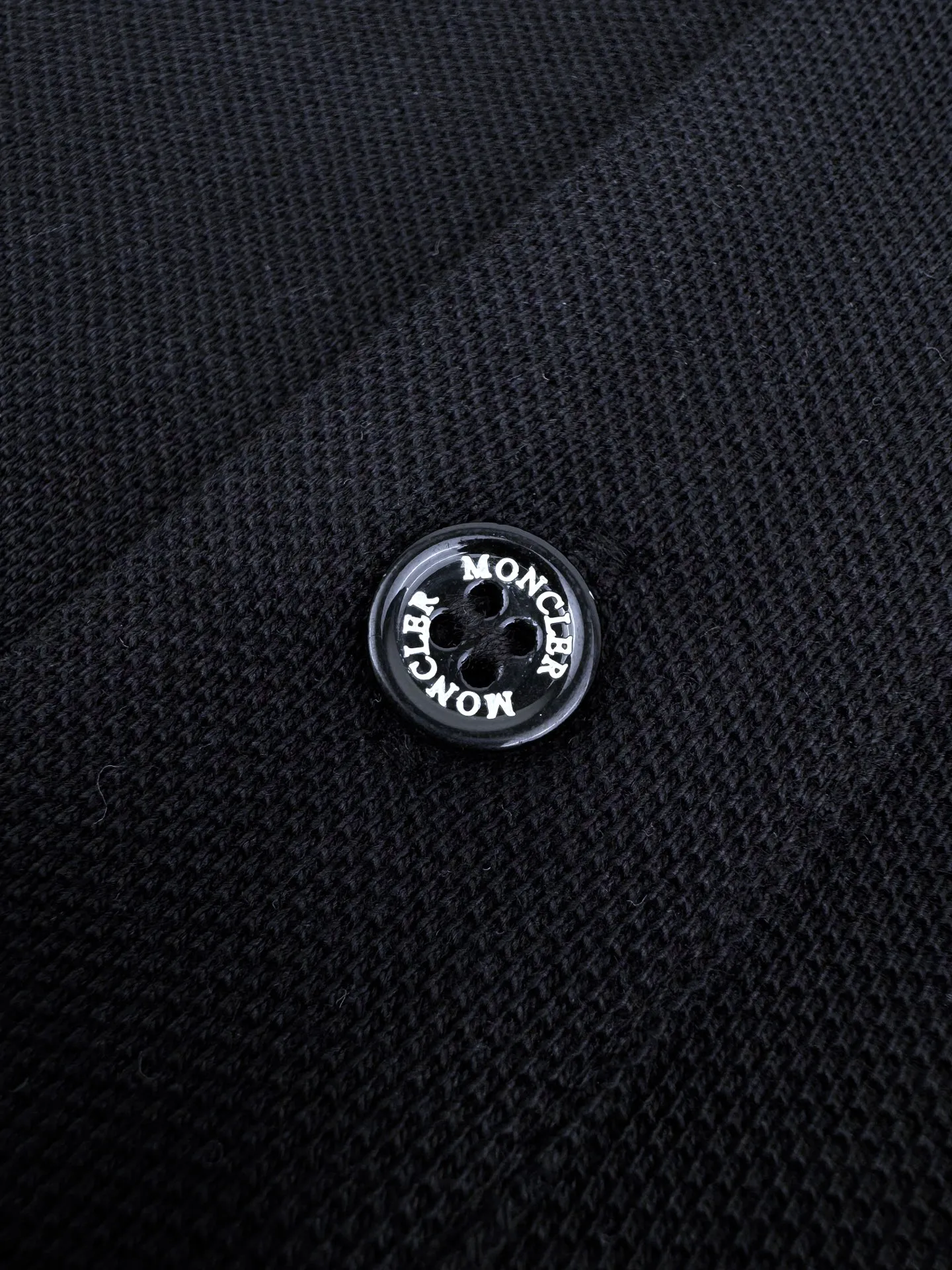 P270 Moncler terry embroidered Polo shirt. Customized piqué pure cotton sateen. It feels soft and waxy. It is light and smooth. It uses rich navy blue as the main color to show an elegant gentleman's style. The M letter on the chest is outlined with navy blue thread, giving the Polo shirt an instant relief-like spatial layer. It complements the badges on the sleeves and highlights the brand style. It adds vitality and detailed beauty. The Polo shirt interprets the design and wears a new style. Process 1: Use terry embroidery process. A traditional hand-made embroidery technology that uses needlework to embroider. It is completed by changing the hooking movement of a special machine head. The coils are connected one by one, thus bringing about a towel-like texture and effect. Process 2: The fabrics are washed and have a better hand feel. Not easy to deform, not easy to shrink, not easy to fade, and maintain long-term beauty. Accessories: Customized 1:1 Moncler embroidery logo Customized 1:1 Moncler buttons Customized 1:1 Moncler trademark Version: Loose version Size: S M L XL Style number: BB761