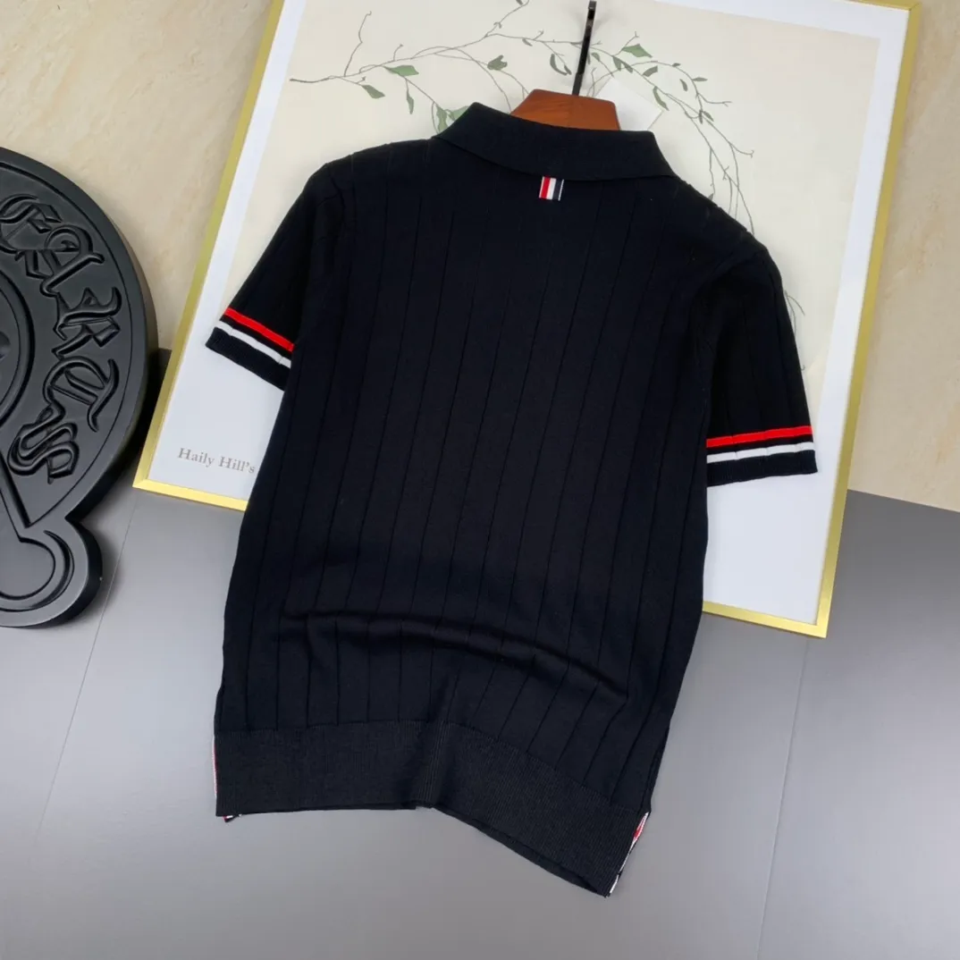 P200.00 Moncler Mouth Covered 2024ss new spring and summer knitted stretch lapel T-shirt, men's fashionable solid color, classic four stripes, ultra-light and breathable knitted short-sleeved Polo shirt! If you want to look younger and more energetic in summer, you must have a polo shirt. It is a classic and versatile basic shirt that can be worn every time. It is a must-have and versatile item for men in summer. Whether you are doing business or leisure travel, it can switch between various styles for you, regardless of the occasion or body shape! , very cool and comfortable to wear in summer. The fabric feels smooth and comfortable, light and breathable, the upper body is cool and pleasant, and you will not feel stuffy at all. It is extremely skin-friendly, and the workmanship and wiring details are exquisite to the extreme. It is the first choice for high-end men! 48-56