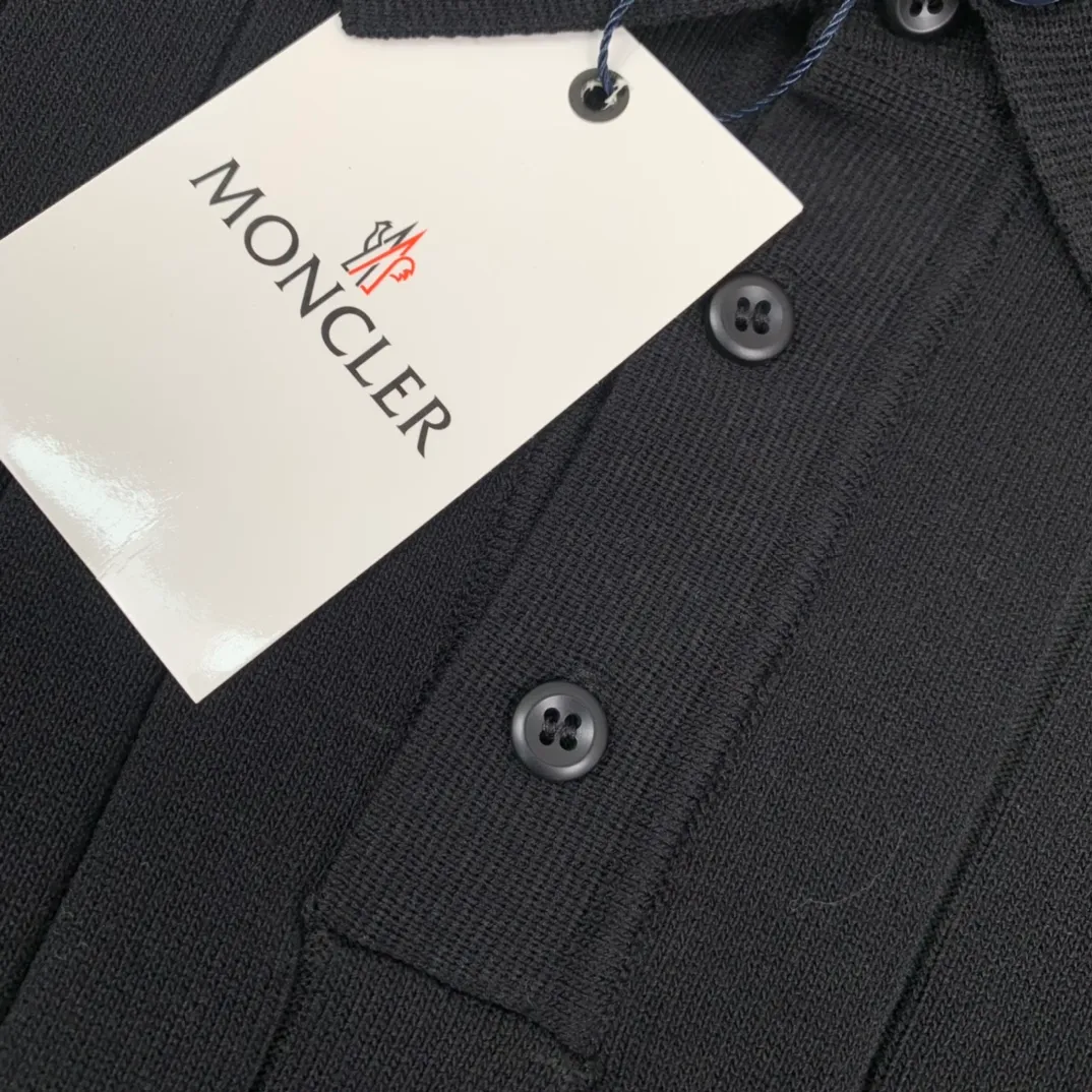 P200.00 Moncler Mouth Covered 2024ss new spring and summer knitted stretch lapel T-shirt, men's fashionable solid color, classic four stripes, ultra-light and breathable knitted short-sleeved Polo shirt! If you want to look younger and more energetic in summer, you must have a polo shirt. It is a classic and versatile basic shirt that can be worn every time. It is a must-have and versatile item for men in summer. Whether you are doing business or leisure travel, it can switch between various styles for you, regardless of the occasion or body shape! , very cool and comfortable to wear in summer. The fabric feels smooth and comfortable, light and breathable, the upper body is cool and pleasant, and you will not feel stuffy at all. It is extremely skin-friendly, and the workmanship and wiring details are exquisite to the extreme. It is the first choice for high-end men! 48-56