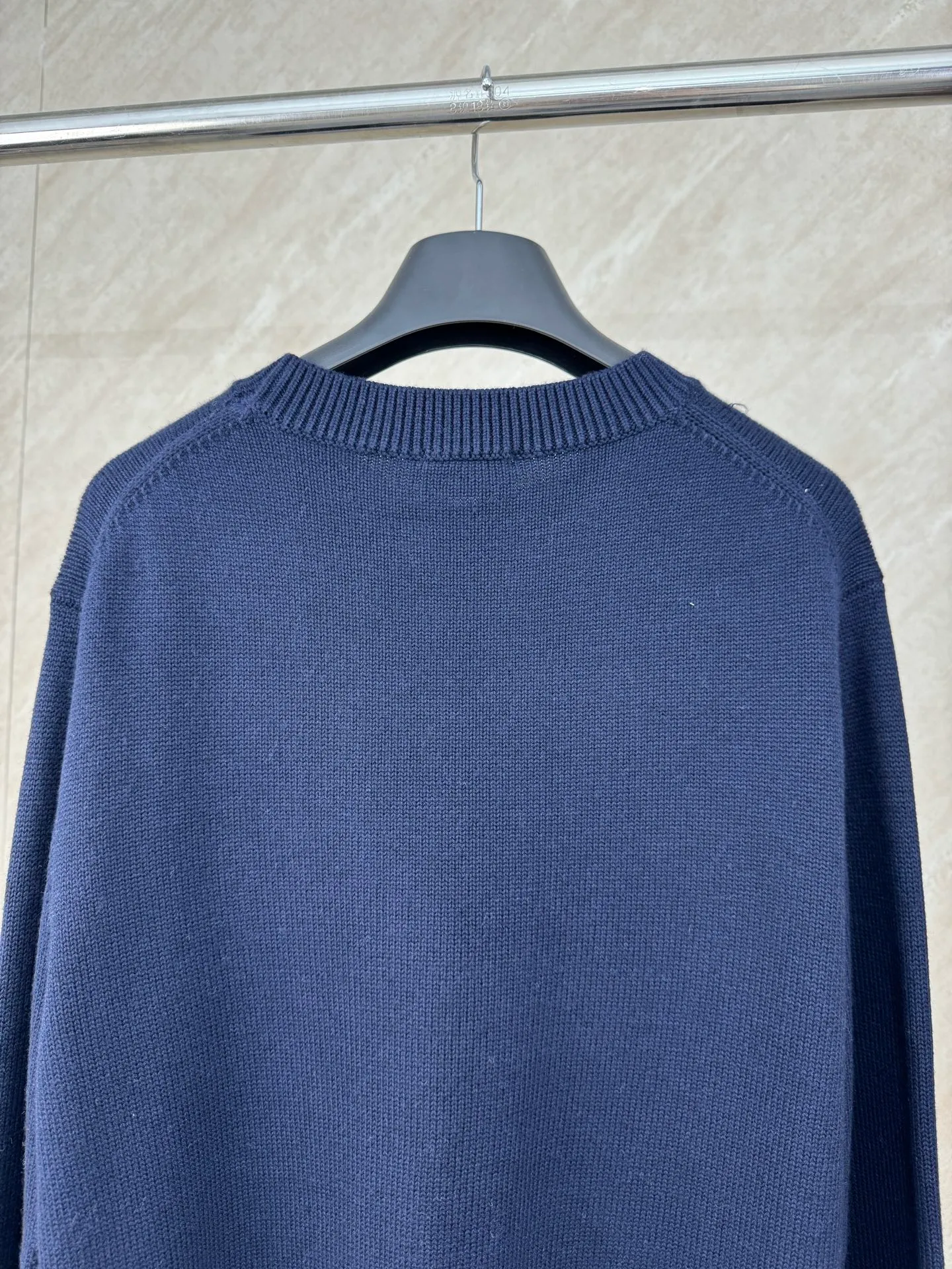P430 Moncler SS25 letter embroidered logo round neck knitted pullover sweater Size: S/M/L/XL Fabric made of 30% wool blend Custom dyed same-color yarn Embroidery using Behringer 1000-needle embroidery process Customized original consistent hardware accessories